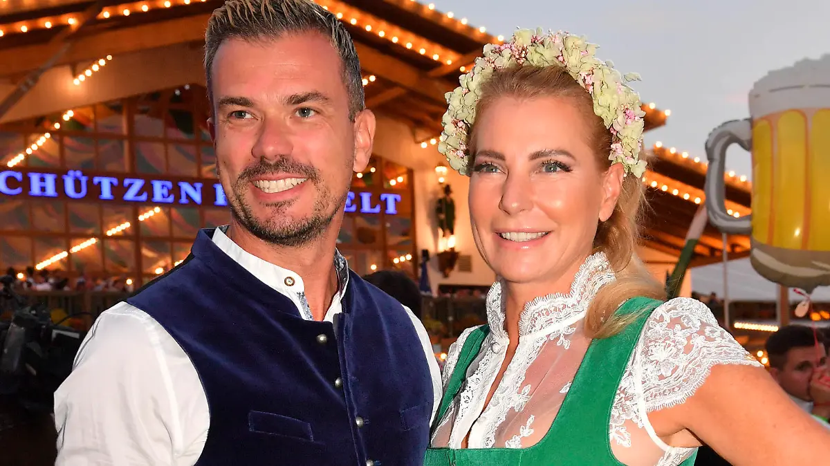 Giulia Siegel mit Partner Ludwig Heer beim Almauftrieb in der Käfer Wiesn Schänke auf dem 188. Oktoberfest 2023 auf der Theresienwiese. München, 17.09.2023