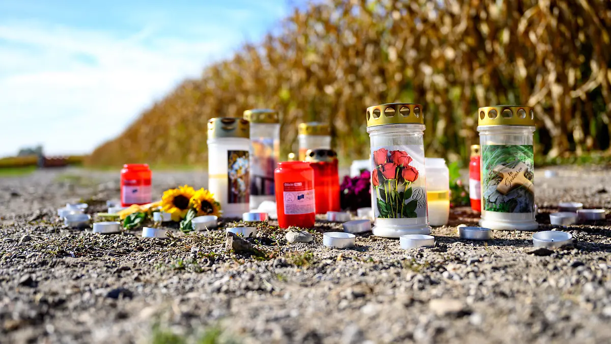 03.10.2023, Österreich, Naarn: Kerzen und Blumen liegen an dem Unfallort, an dem es zu einer tödlichen Hundeattacke kam. In Österreich ist eine Frau beim morgendlichen Joggen von einem Hund zu Tode gebissen worden. Wie die Polizei am Dienstag mitteilte, erlitt die 60-Jährige bei dem Vorfall mehrere Verletzungen. Als der Notarzt eintraf, war sie bereits tot. Das Tier, ein American Staffordshire Terrier, wurde auf Anordnung der Bezirksbehörde eingeschläfert. Foto: Team Fotokerschi/Kerschbaummay/APA/dpa +++ dpa-Bildfunk +++