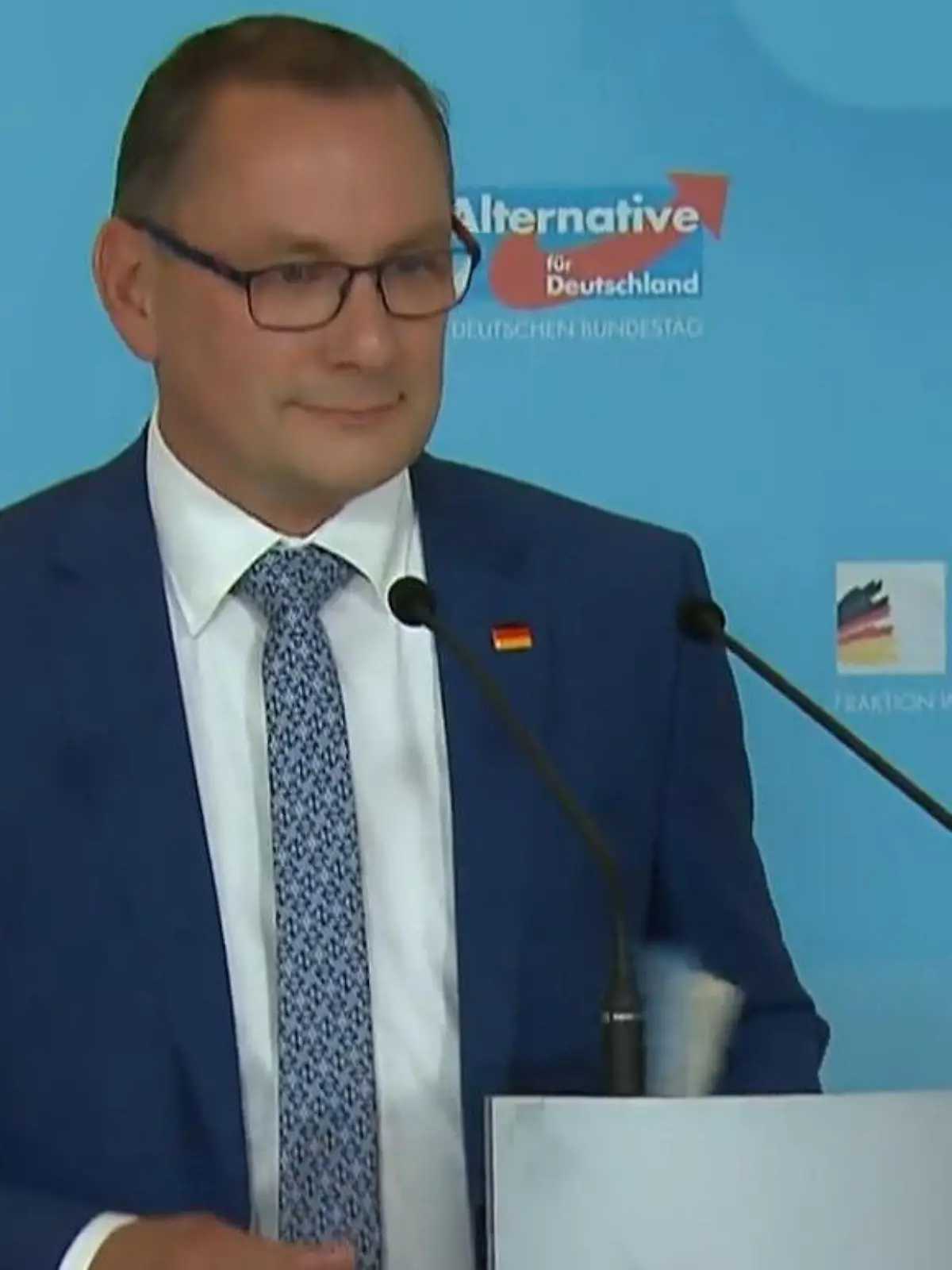 AfD-Chef Tino Chrupalla hat die Nacht auf der Intensivstation in einem Krankenhaus verbracht: Sein Büro sagt, er sei aber ansprechbar.  
Was ist passiert? Er soll vorher bei einem Wahlkampf- auftritt in Ingolstadt in Bayern attackiert worden sein. Die Polizei sagt aber: Es gebe bisher aber keine Hinweise auf einen Angriff.