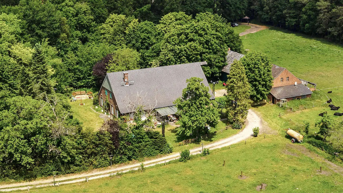 ARCHIV - 27.05.2020, Nordrhein-Westfalen, Bocholt: Das Gebäude, in dem die RTL-Realityshow "Sommerhaus der Stars" gedreht wurde (Aufnahme mit Drohne). Auch in diesem Jahr kommen ab September 2023 acht mehr oder weniger prominente Paare in das Haus in Bocholt, um den Titel ·DAS Promipaar 2023· zu erringen. Das ·Sommerhaus der Stars· beginnt am 19. September um 20.15 Uhr bei RTL und bereits eine Woche vorher auf RTL+. Foto: Guido Kirchner/dpa +++ dpa-Bildfunk +++