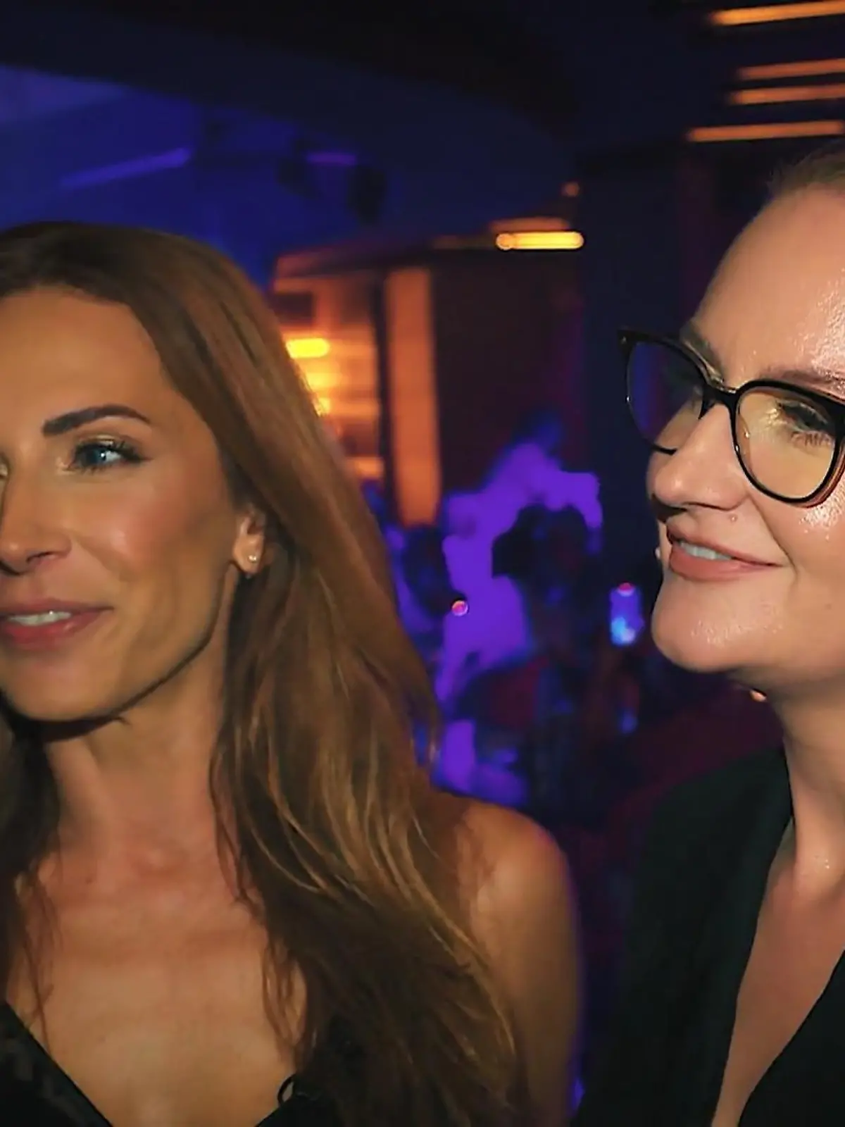 Julia Birzele ist seit 8 Jahren Managerin der „Lio“-Restaurants, die sich überall dort befinden, wo sich die Reichen und Schönen tummeln - Mykonos, Ibiza, London - und jetzt auch in Palma de Mallorca. In der Örtlichkeit ist alles vom Feinsten - Dinnershows, Partys, erstklassige Speisen und Getränke. Und neben internationalen Superstars sitzt man im Zweifel auch noch. RTL durfte als einziges Kamerateam VOR der großen Eröffnung auf Mallorca hinter die Kulissen schauen. Und erfahren, wie die Superreichen so ticken.