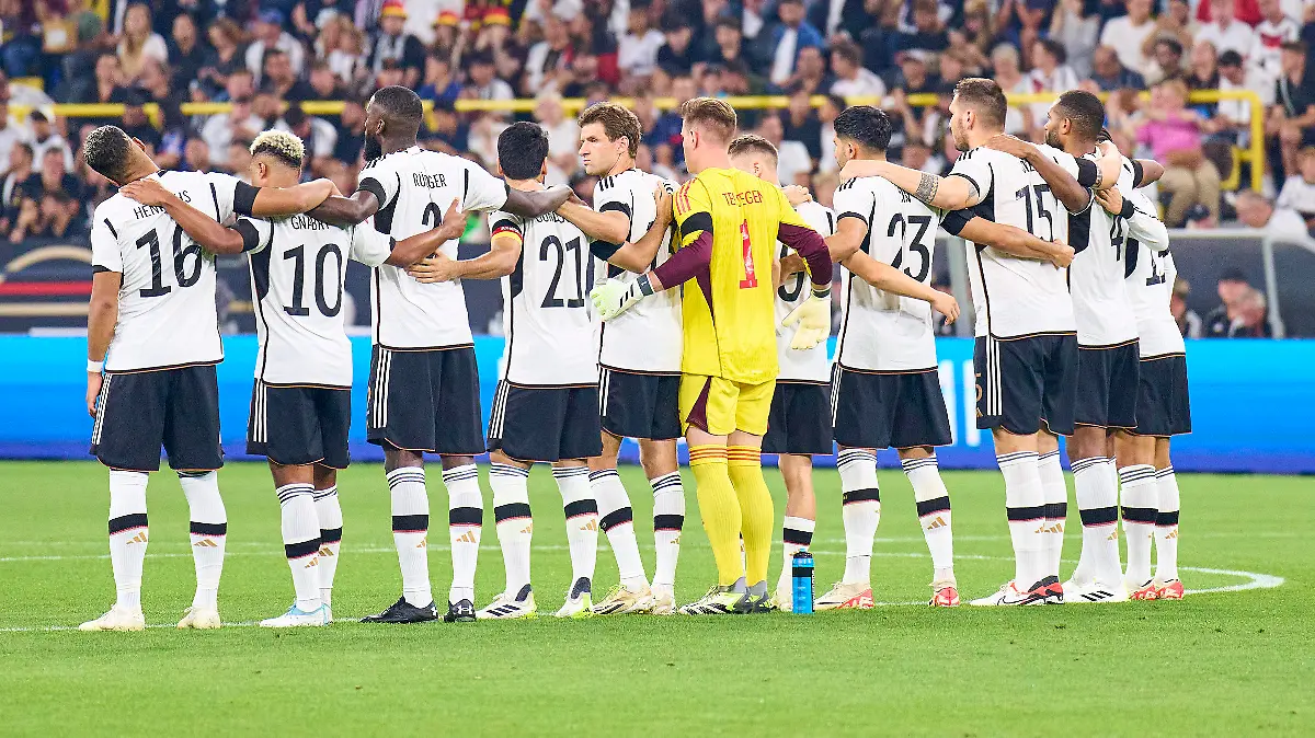 Benjamin Henrichs, DFB 16 Serge Gnabry, DFB 10 Antonio Rüdiger, Ruediger, DFB 2 Ilkay Gündogan, DFB 21 Thomas Müller, Mueller, DFB 13 Marc-Andre ter STEGEN, DFB 1 Florian Wirtz, DFB 9 Emre Can, DFB 23 Niklas Suele, Süle, DFB 15 Jonathan Tah, DFB 4 minute of remembrance for the flood victims, climate change
in the friendly match
GERMANY - FRANCE 2-1
DEUTSCHLAND - FRANKREICH 2-1
Preparation for European Championships 2024 in Germany,Season 2023/2024, on Sept 12, 2023 in Dortmund, Germany. 
Photographer: Peter Schatz / action press