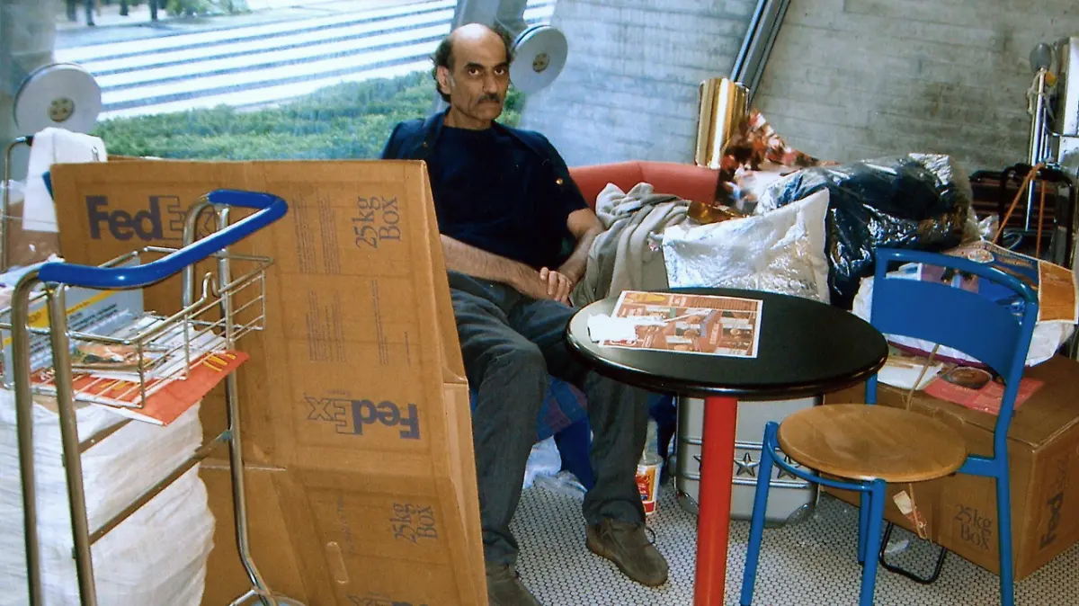 Merhan Karimi Nassiri lebt seit 16 Jahren auf dem Pariser Flughafen Charles de Gaulle (Foto vom 04.09.2004). Seitdem wartet er hier auf seinen Pass, um dann nach Kanada auswandern zu können, erzählt er. Eine halbkreisförmige rote Bank ist seine Wohnstatt. Alle Beschäftigten des Flughafens kennen und respektieren ihn, seine Anwesenheit wird toleriert. Die Lebensgeschichte Nassiris ist so skurril, dass sich US-Regisseur Spielberg die Rechte an der Story sicherte. Im Oktober soll sein Film "Terminal" mit Tom Hanks in der Hauptrolle in die deutschen Kinos kommen. Foto: Stephan Isernhagen dpa