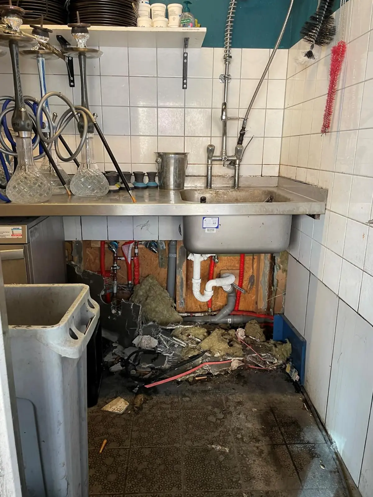 Stark verschmutzter Betriebsraum in einer Schankwirtschaft