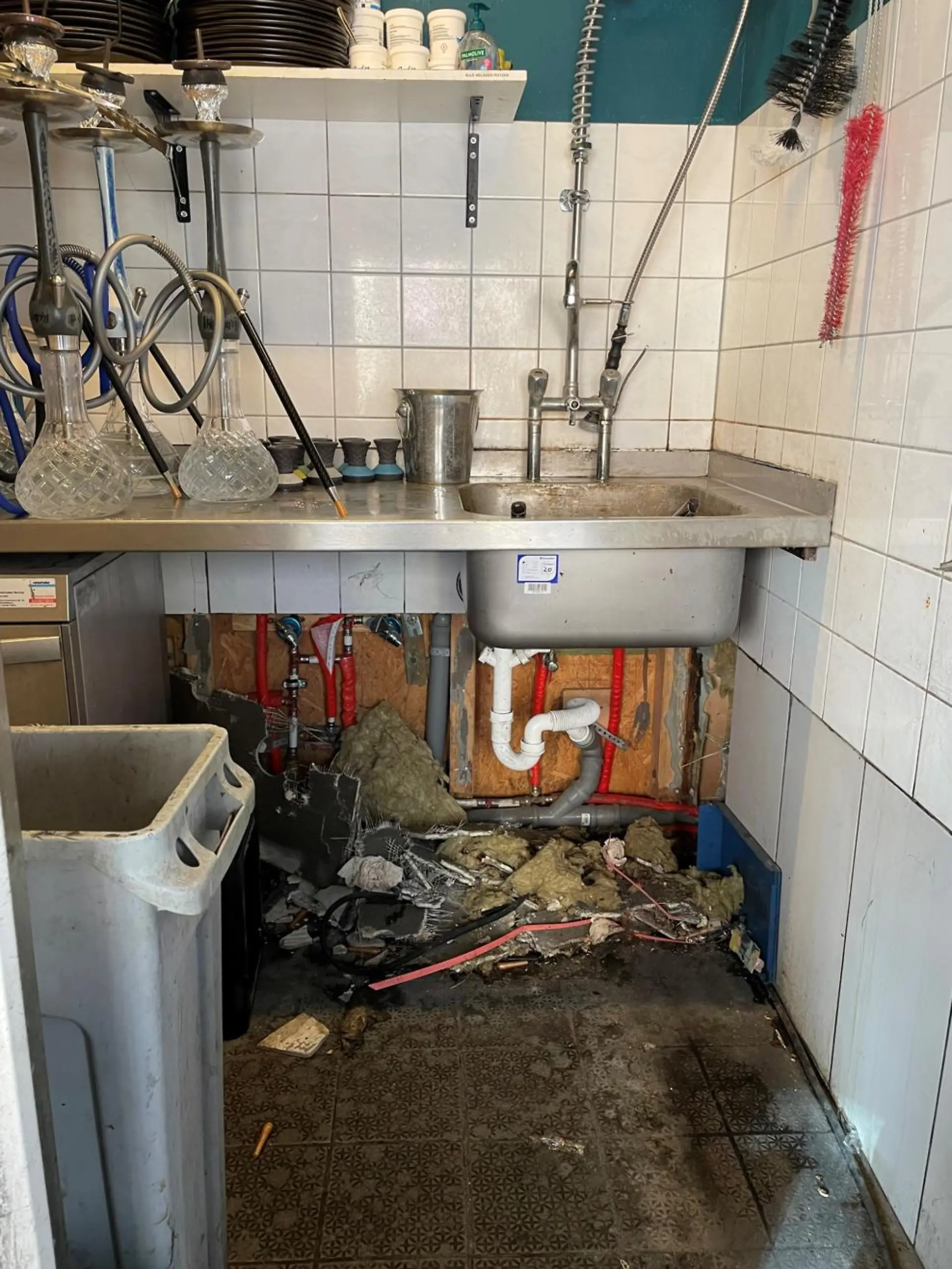 Stark verschmutzter Betriebsraum in einer Schankwirtschaft