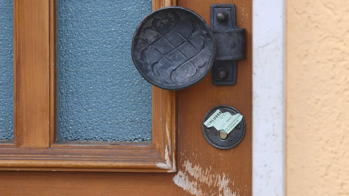 12.11.2022, Bayern, Weilheim: Die Tür zu einem Wohnhaus ist von der Polizei versiegelt. In Weilheim hat sich eine Bluttat mit vier Toten ereignet. Foto: Karl-Josef Hildenbrand/dpa +++ dpa-Bildfunk +++
