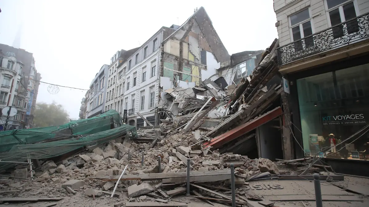 ©PHOTOPQR/VOIX DU NORD/Alexis Christiaen (Pib) ; 12/11/2022 ; Le 12/11/2022 Lille - Effondrement d'un immeuble. Photo Alexis Christiaen (Pib) - La Voix du Nord A building collapses in the middle of town. rescuers are looking for possible victims, so far in vain