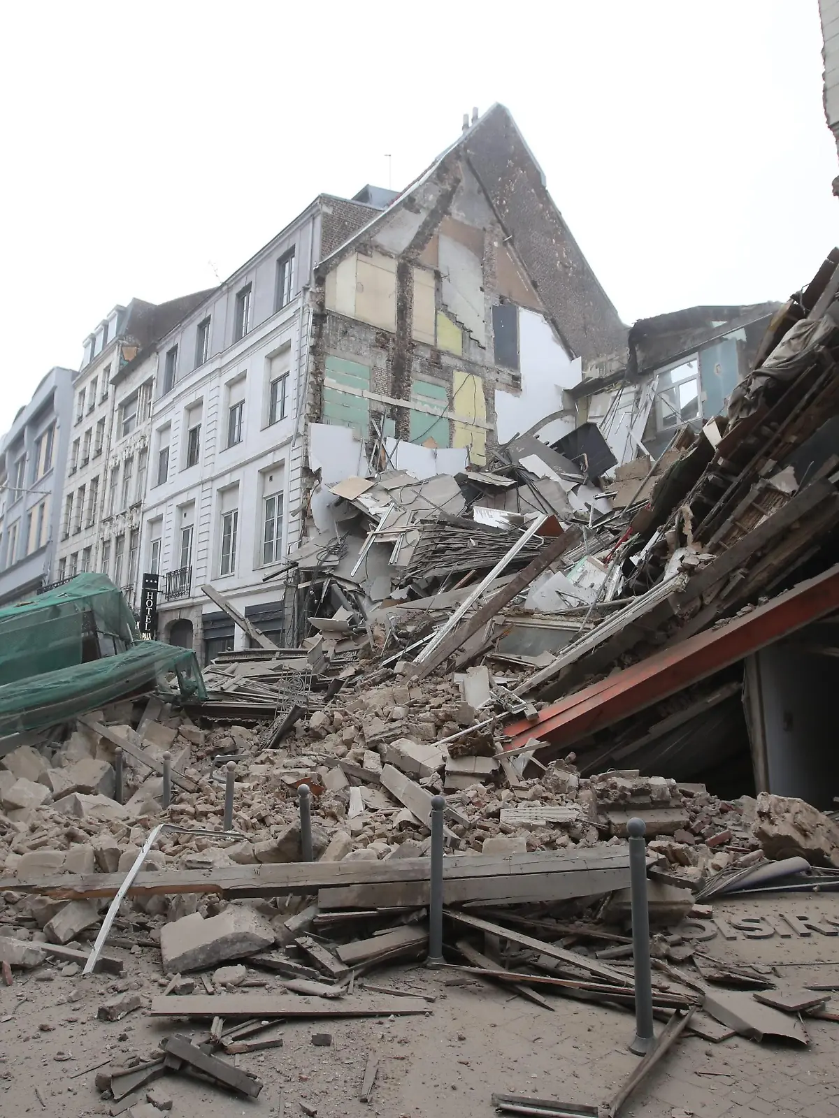 ©PHOTOPQR/VOIX DU NORD/Alexis Christiaen (Pib) ; 12/11/2022 ; Le 12/11/2022 Lille - Effondrement d'un immeuble. Photo Alexis Christiaen (Pib) - La Voix du Nord A building collapses in the middle of town. rescuers are looking for possible victims, so far in vain