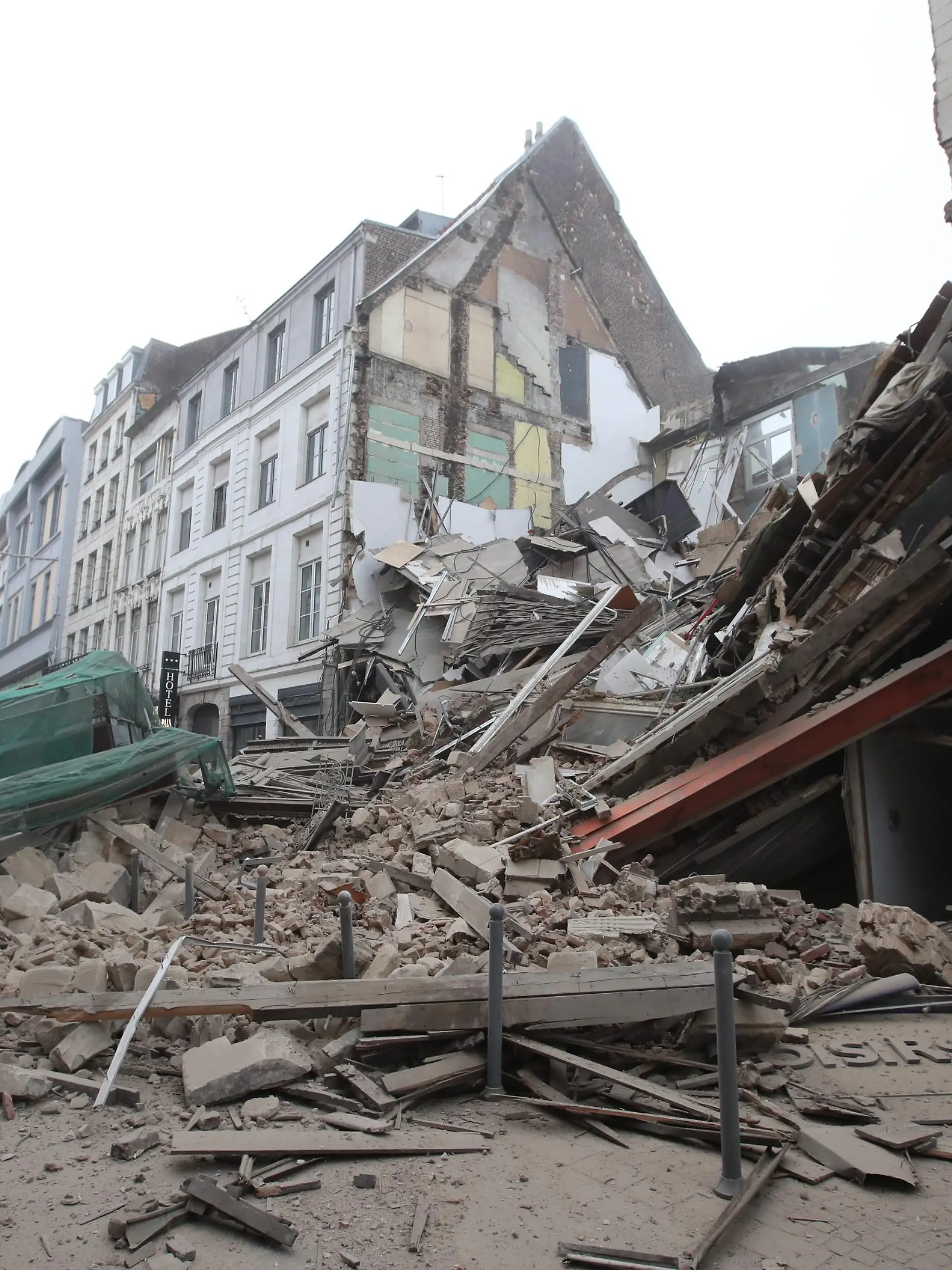 ©PHOTOPQR/VOIX DU NORD/Alexis Christiaen (Pib) ; 12/11/2022 ; Le 12/11/2022 Lille - Effondrement d'un immeuble. Photo Alexis Christiaen (Pib) - La Voix du Nord A building collapses in the middle of town. rescuers are looking for possible victims, so far in vain