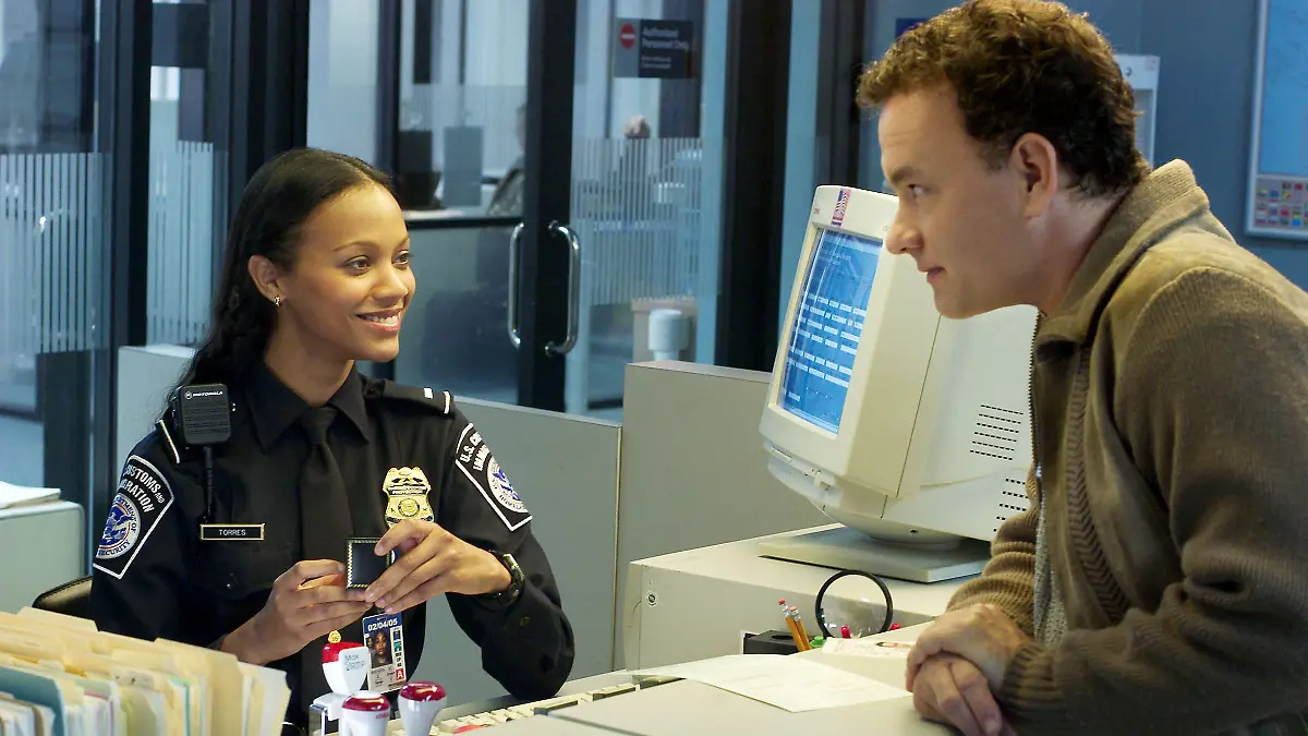 THE TERMINAL [US 2004] TOM HANKS AND BARRY SHABAKA HENLEY SUBJECT: PASSPORTS, AIRPORTS, IMMIGRATION Date: 2004 (Mary Evans Picture Library) || Nur für redaktionelle Verwendung