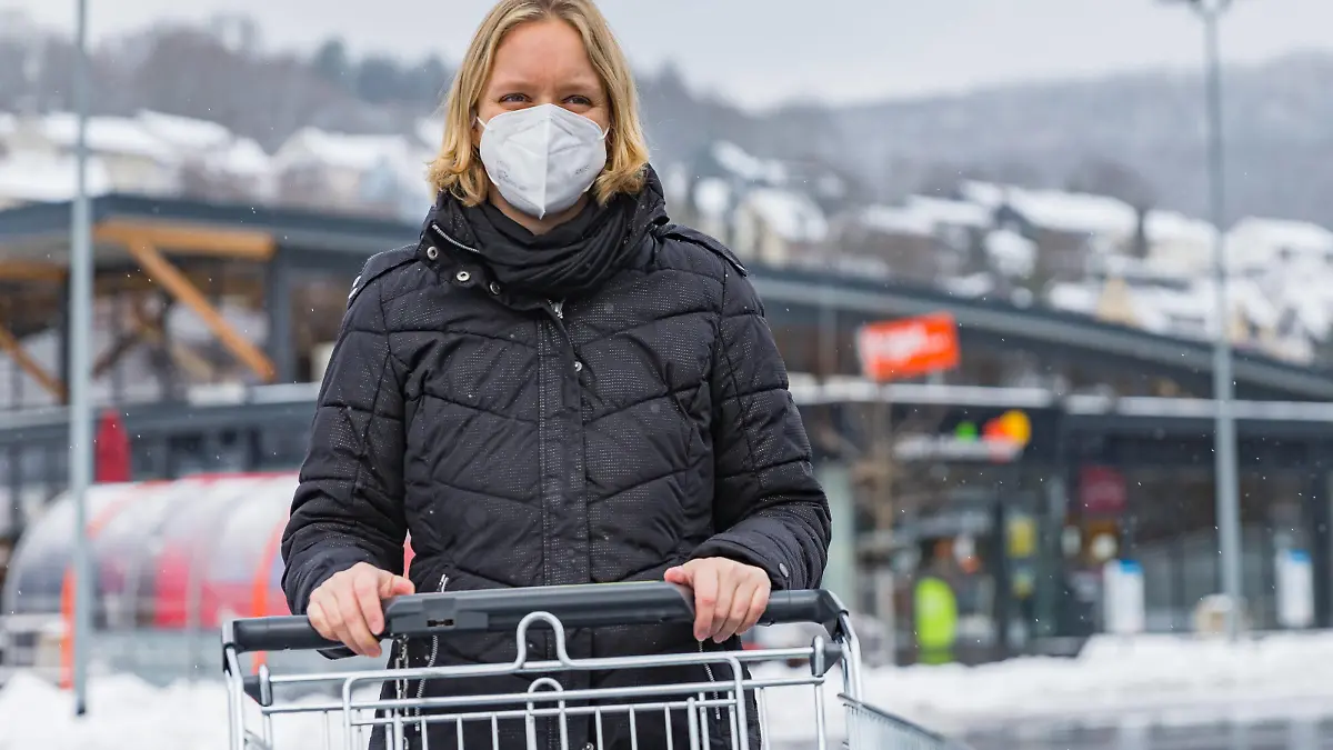 13.01.2021, FFP2-Maskenpflicht in Bayern ab dem 18.01.2021 Ab dem kommenden Montag gilt in Bayern in Bussen, Bahnen sowie im Einzelhandel die Pflicht eine FFP2 Maske zu tragen. Die bisherigen Mund-Nasen-Behelfsmasken hätten laut dem Bayerischen Ministerpräsidenten Dr. Markus Söder keine ausreichende Wirkung, da diese nur den gegenüber schützen. Bad Brückenau Tegut / Sinnflut Bayern Deutschland *** 13 01 2021, FFP2 mask obligation in Bavaria starting from the 18 01 2021 starting from the coming Monday applies in Bavaria in buses, courses as well as in the retail trade the obligation a FFP2 mask to carry The past mouth nose makeshift masks would have according to the Bavarian Prime Minister Dr Markus Söder no sufficient effect, since t