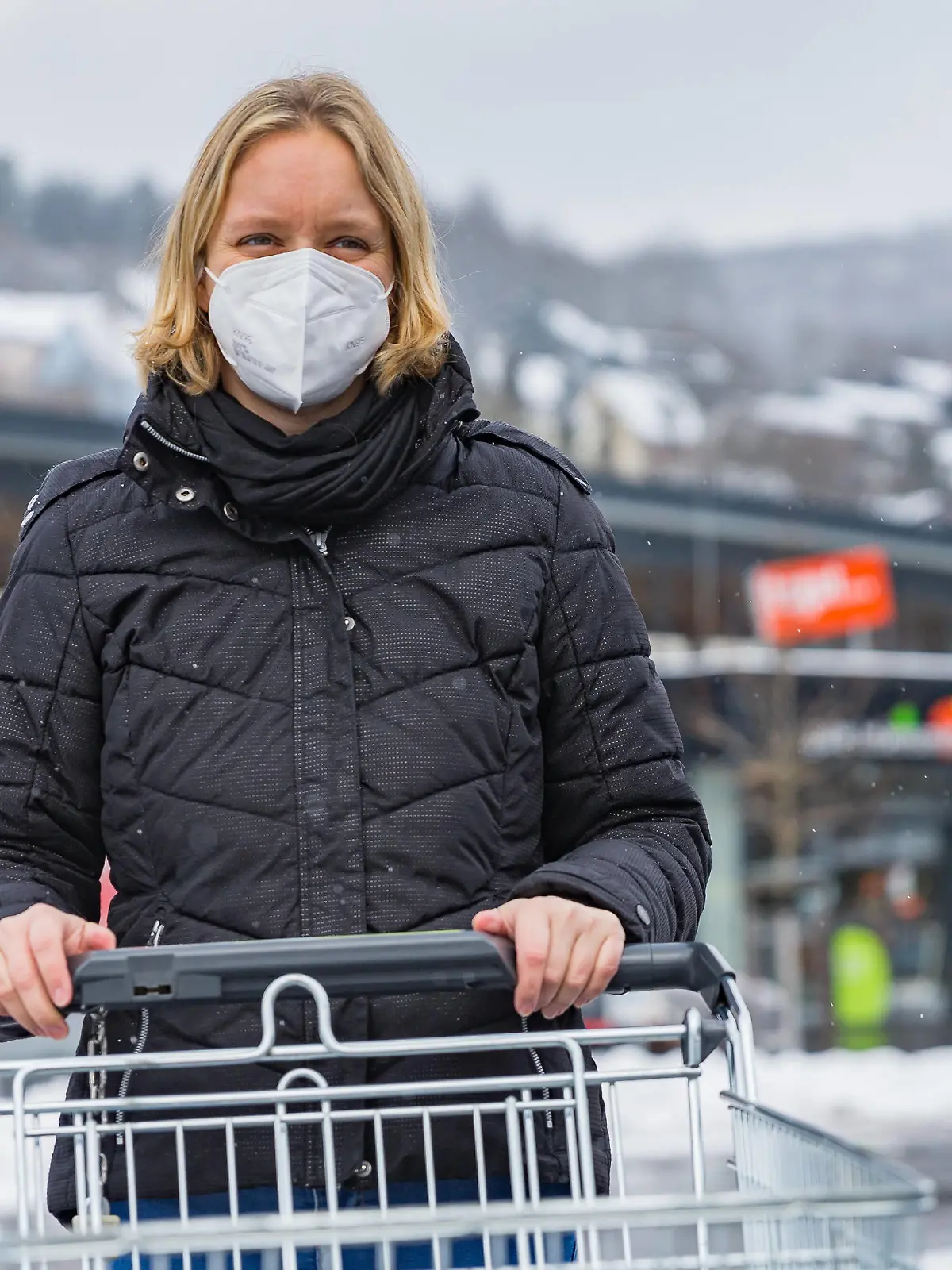  13.01.2021, FFP2-Maskenpflicht in Bayern ab dem 18.01.2021 Ab dem kommenden Montag gilt in Bayern in Bussen, Bahnen sowie im Einzelhandel die Pflicht eine FFP2 Maske zu tragen. Die bisherigen Mund-Nasen-Behelfsmasken hätten laut dem Bayerischen Ministerpräsidenten Dr. Markus Söder keine ausreichende Wirkung, da diese nur den gegenüber schützen. Bad Brückenau Tegut / Sinnflut Bayern Deutschland *** 13 01 2021, FFP2 mask obligation in Bavaria starting from the 18 01 2021 starting from the coming Monday applies in Bavaria in buses, courses as well as in the retail trade the obligation a FFP2 mask to carry The past mouth nose makeshift masks would have according to the Bavarian Prime Minister Dr Markus Söder no sufficient effect, since t