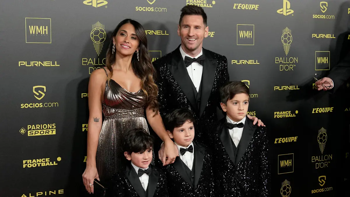 ARCHIV - 29.11.2021, Frankreich, Paris: Lionel Messi, Spieler von Paris Saint-Germain, seine Frau Antonela Roccuzzo und ihre Söhne Thiago, Matteo und Ciro kommen kommen zur Verleihung des Ballon d'Or im Pariser Théâtre du Châtelet. Der Goldene Ball der französischen Fachzeitung «France Football» wird am 29.11.21 für herausragende Fußballerinnen und Fußballer verliehen (zu dpa: Messi: Sohn Thiago «setzt mich schrecklich unter Druck»). (zu dpa: «Messi: Sohn Thiago «setzt mich schrecklich unter Druck»») Foto: Christophe Ena/AP/dpa +++ dpa-Bildfunk +++
