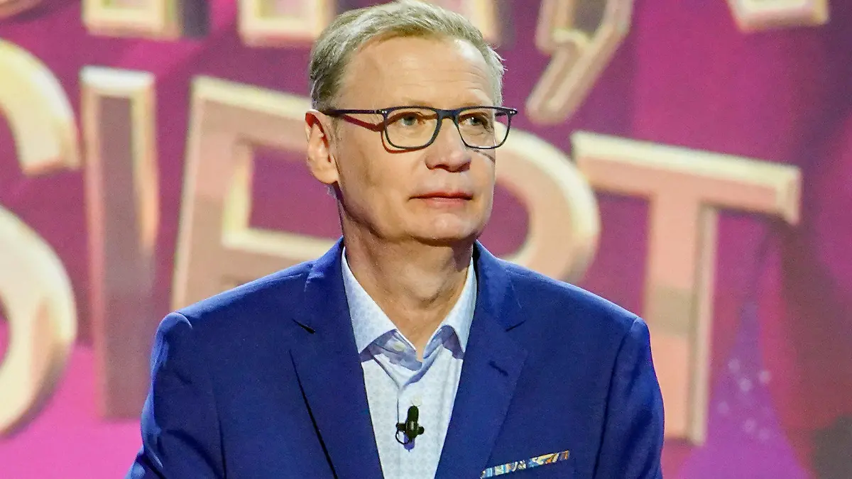 HANDOUT - 18.04.2020, Köln: Günther Jauch ist zum Moderator der RTL-Show «Denn sie wissen nicht, was passiert» bestimmt worden. Der TV-Star hat sich laut RTL mit dem Coronavirus infiziert. Wie sein Haussender am 09.04.2021 in Köln mitteilte, muss der 64-Jährige deshalb zum ersten Mal seit 31 Jahren krankheitsbedingt bei einem Moderationsjob ausfallen. Jauch wird am 10.04.021 bei der neuen Ausgabe der RTL-Show «Denn sie wissen nicht, was passiert» vertreten. Foto: Stefan Gregorowius/TVNow/dpa - ACHTUNG: Nur zur redaktionellen Verwendung im Zusammenhang mit einer Berichterstattung über die Sendung und nur mit vollständiger Nennung des vorstehenden Credits +++ dpa-Bildfunk +++