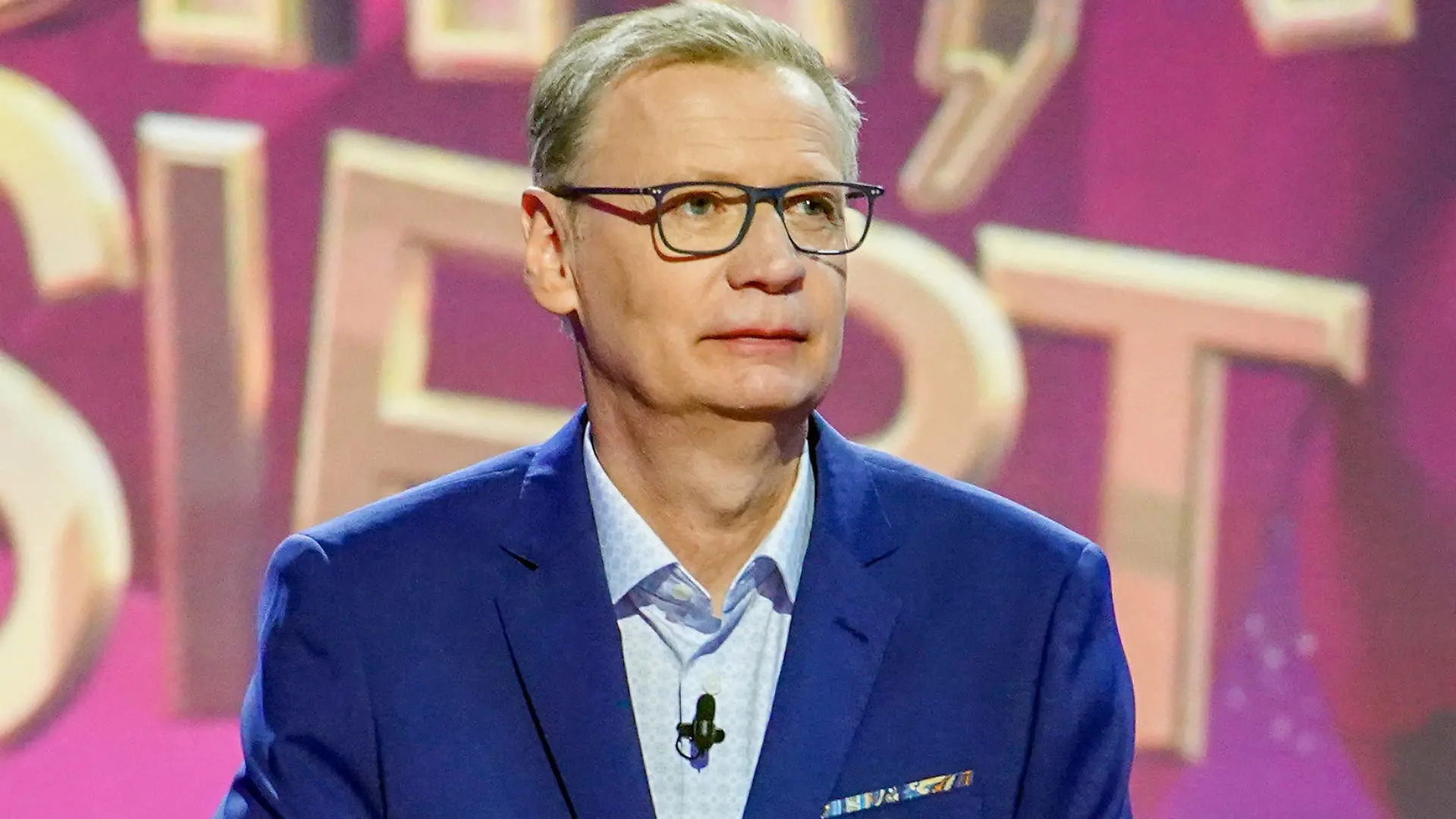 HANDOUT - 18.04.2020, Köln: Günther Jauch ist zum Moderator der RTL-Show «Denn sie wissen nicht, was passiert» bestimmt worden. Der TV-Star hat sich laut RTL mit dem Coronavirus infiziert. Wie sein Haussender am 09.04.2021 in Köln mitteilte, muss der 64-Jährige deshalb zum ersten Mal seit 31 Jahren krankheitsbedingt bei einem Moderationsjob ausfallen. Jauch wird am 10.04.021 bei der neuen Ausgabe der RTL-Show «Denn sie wissen nicht, was passiert» vertreten. Foto: Stefan Gregorowius/TVNow/dpa - ACHTUNG: Nur zur redaktionellen Verwendung im Zusammenhang mit einer Berichterstattung über die Sendung und nur mit vollständiger Nennung des vorstehenden Credits +++ dpa-Bildfunk +++