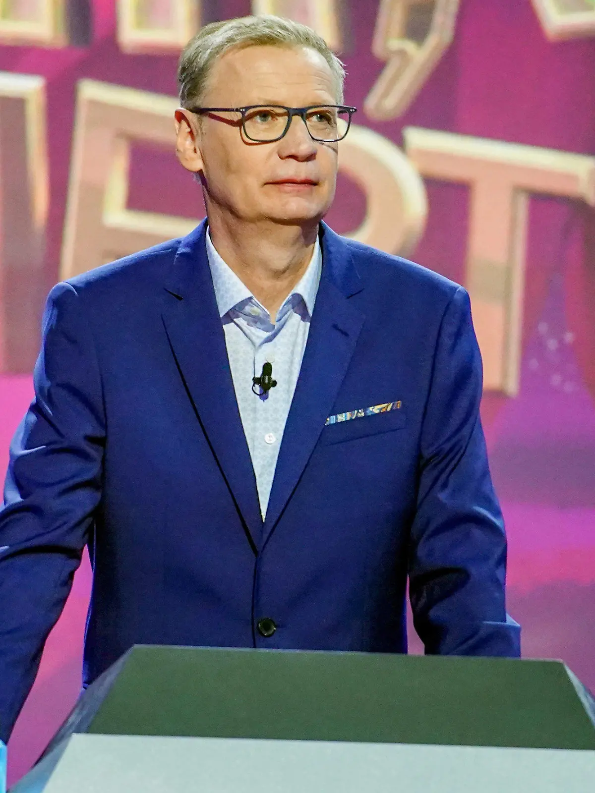 HANDOUT - 18.04.2020, Köln: Günther Jauch ist zum Moderator der RTL-Show «Denn sie wissen nicht, was passiert» bestimmt worden. Der TV-Star hat sich laut RTL mit dem Coronavirus infiziert. Wie sein Haussender am 09.04.2021 in Köln mitteilte, muss der 64-Jährige deshalb zum ersten Mal seit 31 Jahren krankheitsbedingt bei einem Moderationsjob ausfallen. Jauch wird am 10.04.021 bei der neuen Ausgabe der RTL-Show «Denn sie wissen nicht, was passiert» vertreten. Foto: Stefan Gregorowius/TVNow/dpa - ACHTUNG: Nur zur redaktionellen Verwendung im Zusammenhang mit einer Berichterstattung über die Sendung und nur mit vollständiger Nennung des vorstehenden Credits +++ dpa-Bildfunk +++