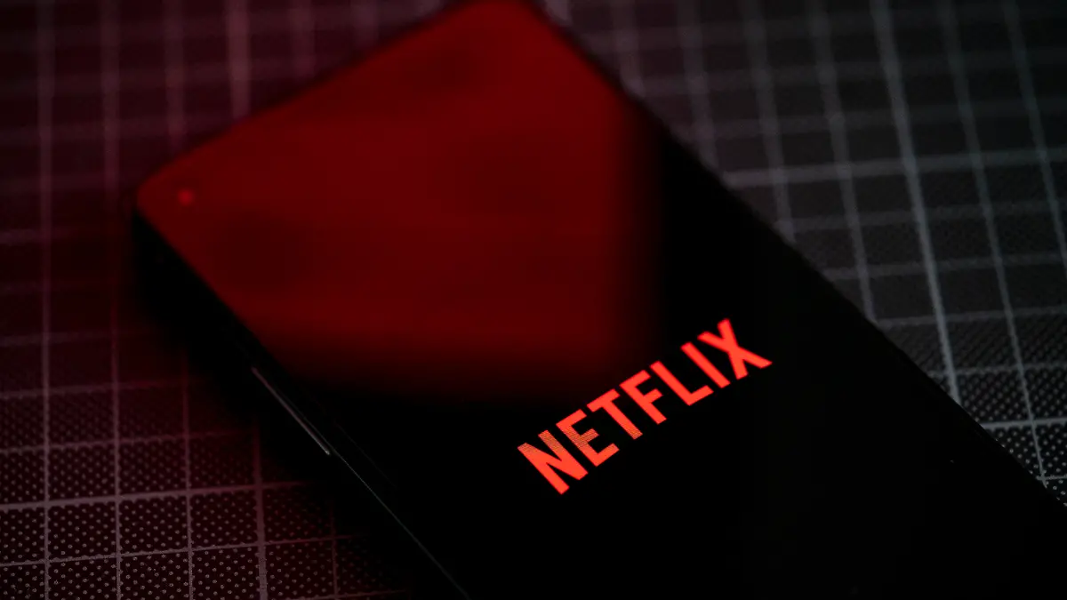 ARCHIV - 21.01.2022, Berlin: Auf dem Bildschirm eines Smartphones ist das Logo von Netflix zu sehen. Die Abonnenten-Zahlen bei Netflix sind nach Beginn des breiten Vorgehens gegen das Teilen von Passwörtern deutlich gestiegen. Der Videostreaming-Riese gewann im zweiten Quartal 5,9 Millionen Kunden hinzu. (zu dpa: «Netflix mit Schub bei Abo-Zahlen nach Vorgehen gegen Trittbrettfahrer») Foto: Fabian Sommer/dpa +++ dpa-Bildfunk +++
