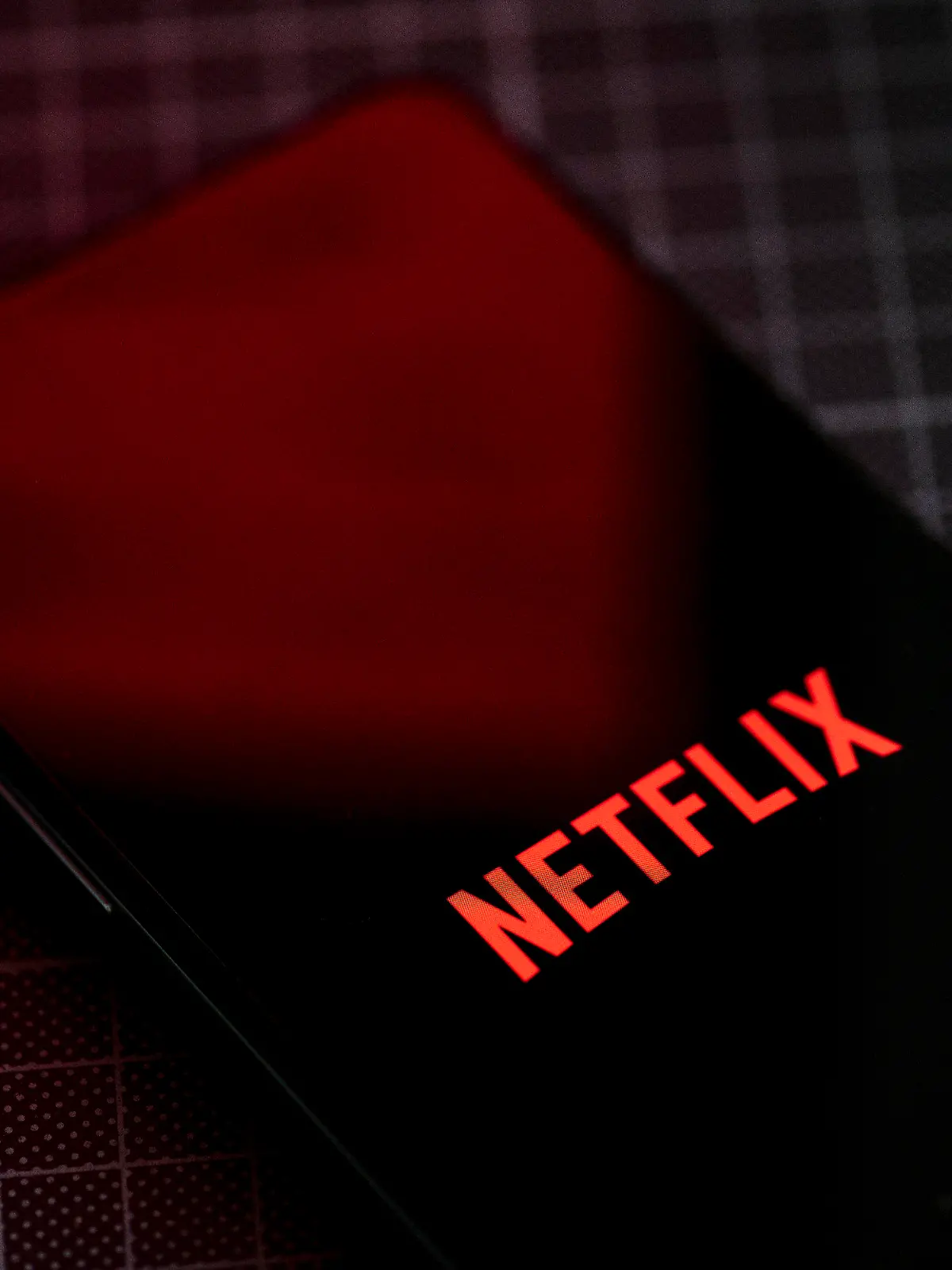 ARCHIV - 21.01.2022, Berlin: Auf dem Bildschirm eines Smartphones ist das Logo von Netflix zu sehen. Die Abonnenten-Zahlen bei Netflix sind nach Beginn des breiten Vorgehens gegen das Teilen von Passwörtern deutlich gestiegen. Der Videostreaming-Riese gewann im zweiten Quartal 5,9 Millionen Kunden hinzu. (zu dpa: «Netflix mit Schub bei Abo-Zahlen nach Vorgehen gegen Trittbrettfahrer») Foto: Fabian Sommer/dpa +++ dpa-Bildfunk +++