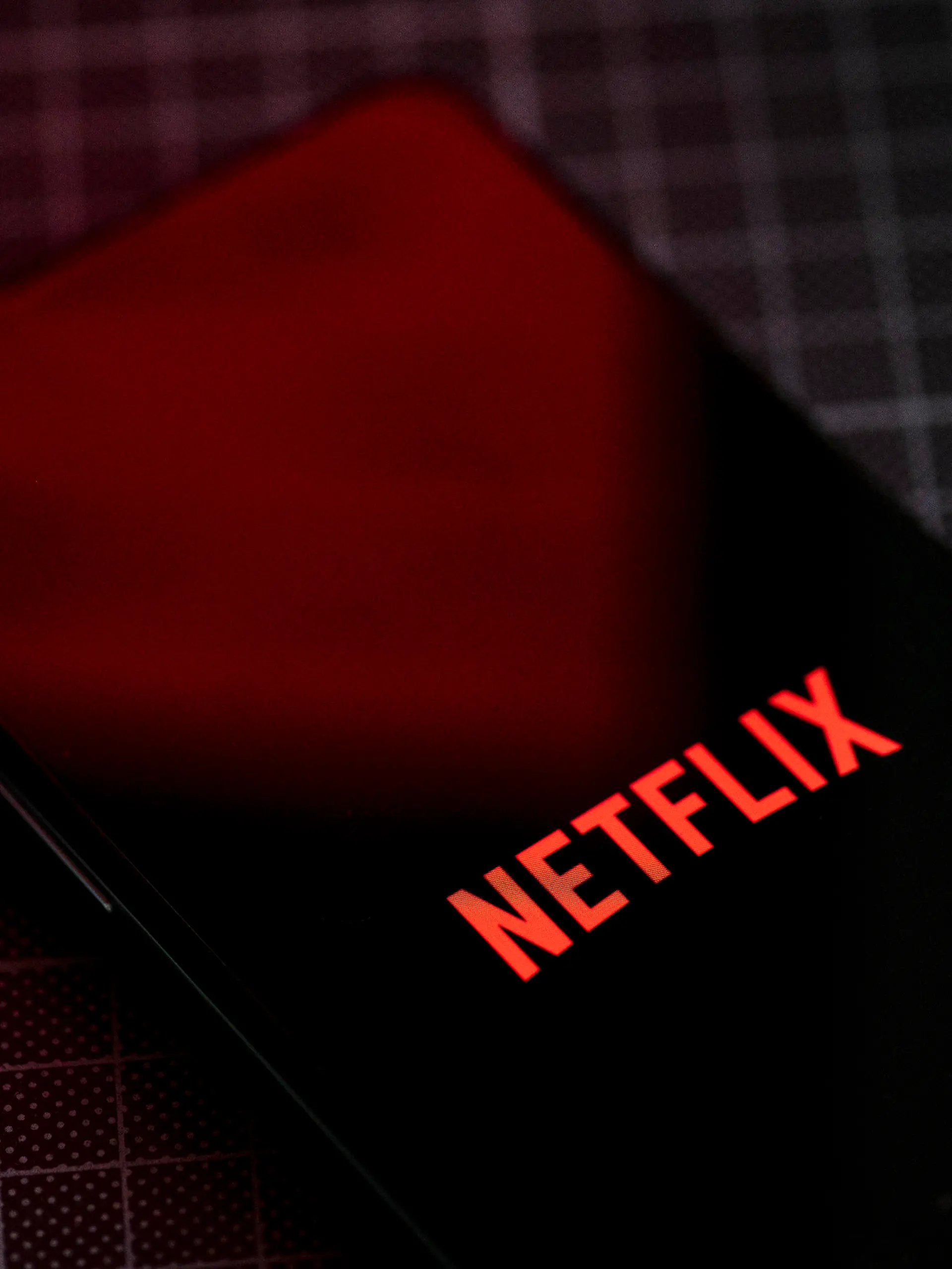 ARCHIV - 21.01.2022, Berlin: Auf dem Bildschirm eines Smartphones ist das Logo von Netflix zu sehen. Die Abonnenten-Zahlen bei Netflix sind nach Beginn des breiten Vorgehens gegen das Teilen von Passwörtern deutlich gestiegen. Der Videostreaming-Riese gewann im zweiten Quartal 5,9 Millionen Kunden hinzu. (zu dpa: «Netflix mit Schub bei Abo-Zahlen nach Vorgehen gegen Trittbrettfahrer») Foto: Fabian Sommer/dpa +++ dpa-Bildfunk +++