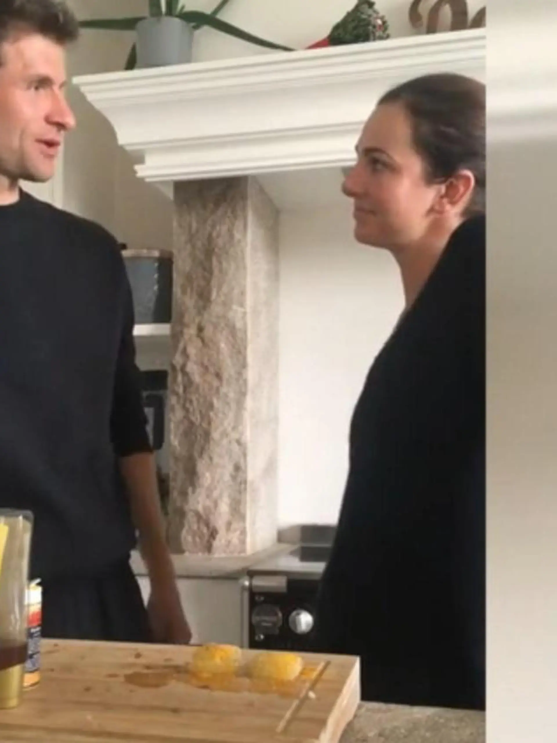 Thomas Müller und Ehefrau Lisa zusammen in der Küche.