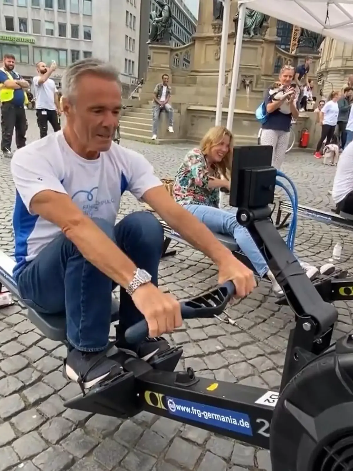 Schauspieler Hannes Jaenicke sieht immer sehr fit aus.

Jetzt erklärt er uns, wie oft er dafür auf dem Ruder-Ergometer schwitzt. Und auch andere Prominente wollen fit werden. Sogar der Podcaster Basti Red bewegt sich plötzlich und tut gleichzeitig das, was er am besten kann: eine lustige Geschichte erzählen – mehr dazu im Video.