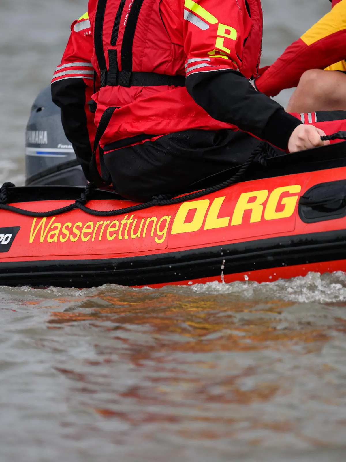 03.08.2023, Hamburg: Zwei Mitarbeiter des DLRG fahren am Rande eines Pressegesprächs der Deutsche Lebens-Rettungs-Gesellschaft (DLRG) zum Thema "Todesfälle durch Ertrinken" während einer Präsentation mit einem Schlauchboot auf der Elbe. Foto: Daniel Reinhardt/dpa +++ dpa-Bildfunk +++