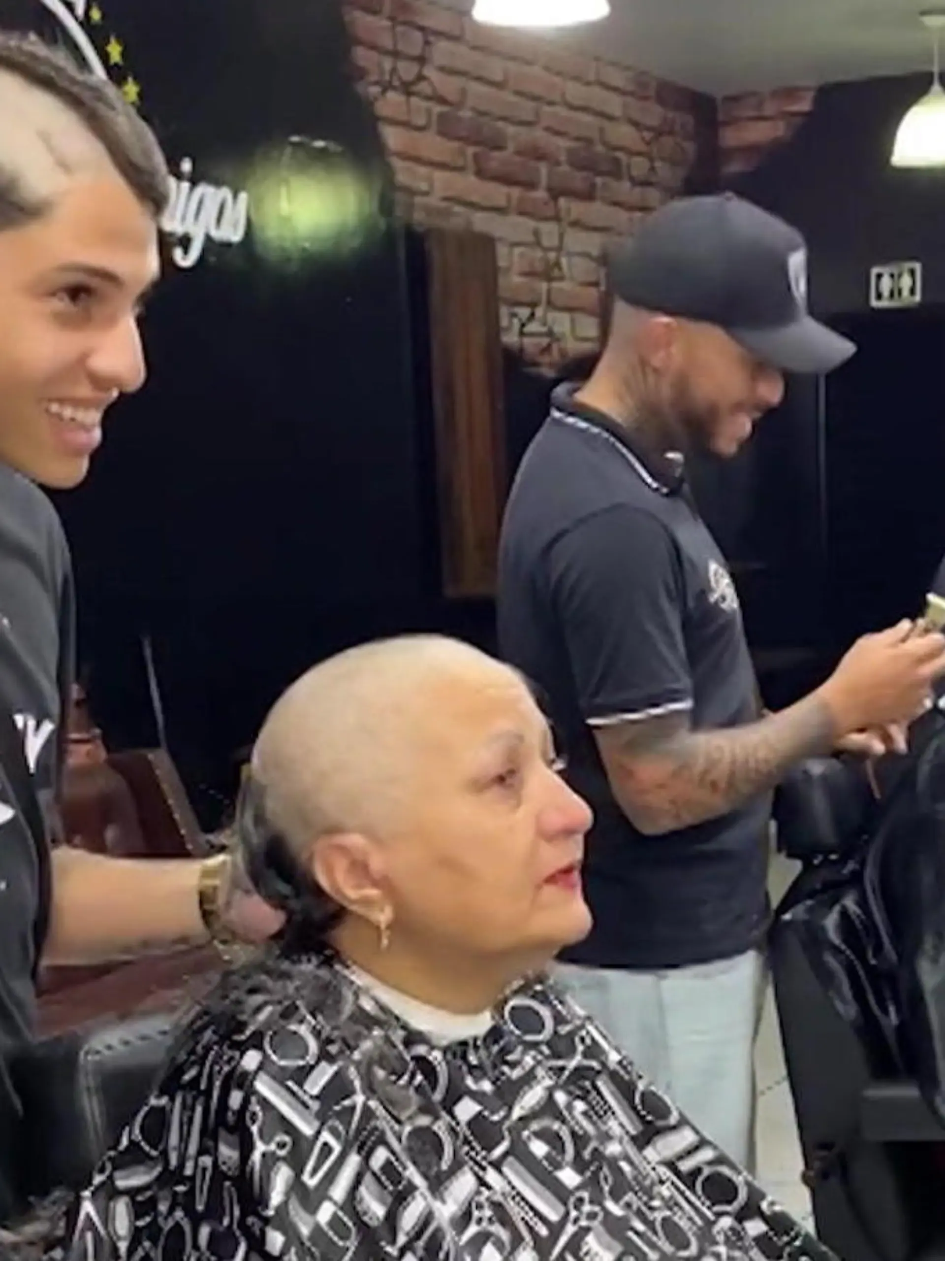 Claudia leidet seit mehreren Jahren an Kehlkopfkrebs und muss sich erneut die Haare abrasieren. Der Friseur für den Haarschnit ist ihr Sohn Guilherme höchstpersönlich. Und als der merkt, wie traurig seine Mutter über den Haarverlust ist, fasst er kurzerhand einen Entschluss – und rasiert sich ebenfalls die Haare ab.