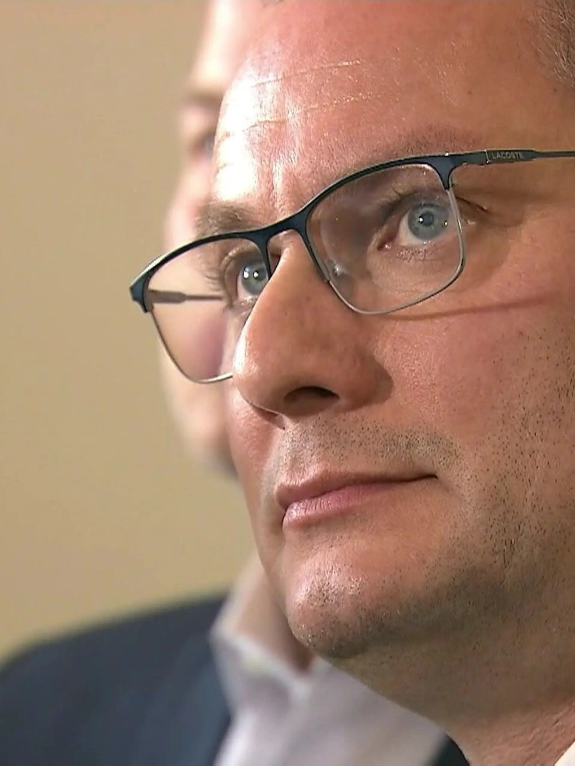 AfD-Chef Tino Chrupalla hat die Nacht im Krankenhaus verbracht. Was genau dem AfD-Politiker auf einer Wahlveranstaltung in Ingolstadt passiert war, ist weiter unklar. Die AfD spricht von einer "Stichverletzung", die Staatsanwaltschaft bestätigt lediglich eine Rötung am Oberarm.