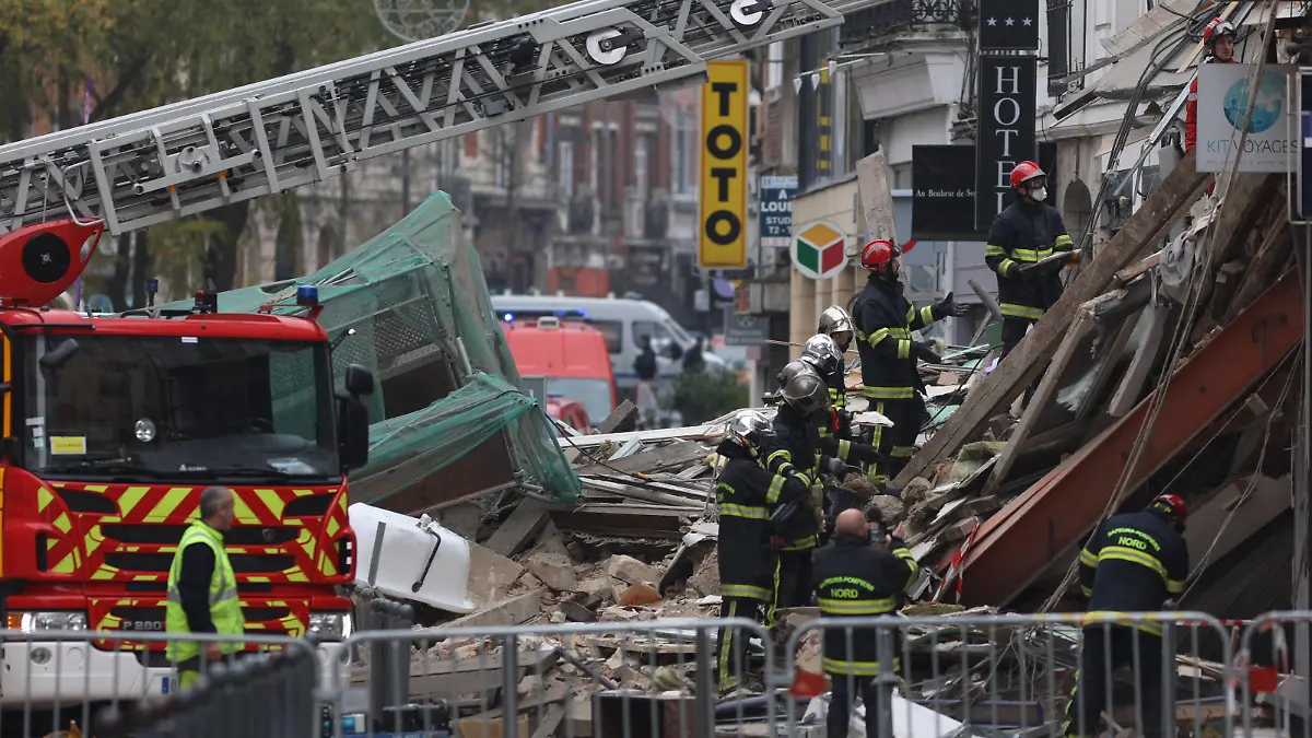 Lille le 12 novembre, deux batiments de la rue Pierre-Mauroy se sont effondres sans faire de victime. 
Two small adjoining buildings collapsed on November 12, 2022 morning in a shopping street in the centre of Lille, without causing any casualties for the moment, the housings having been evacuated during the night as a precaution thanks to the report of a resident who was returning home.//GREUEZFRANCOIS_greuez034/Credit:FRANCOIS GREUEZ/SIPA/2211121418/Credit:FRANCOIS GREUEZ/SIPA/2211121423