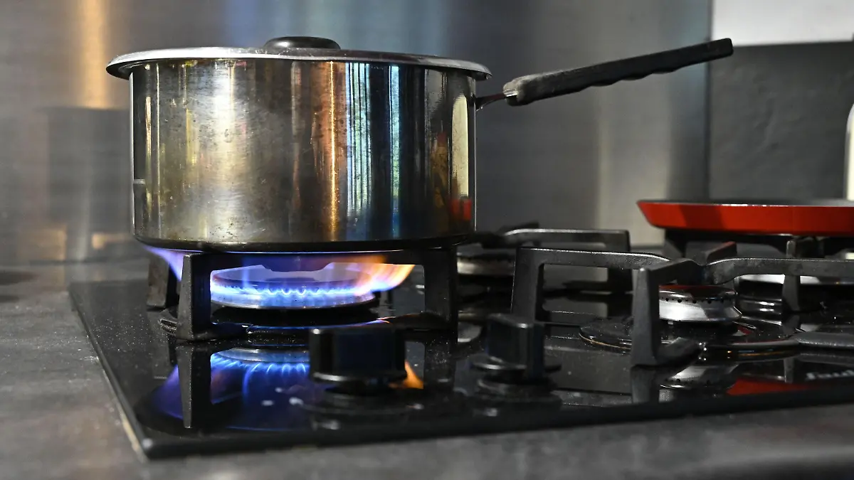 Kochtopf auf einem Gasherd (Themenfoto vom 02.10.2022). Rentnerinnen und Rentner bekommen eine Energiepreispauschale von 300 Euro. Der Bundestag beschloss die Unterstuetzung am Donnerstag einstimmig. Das Geld soll im Dezember ausgezahlt werden. Es muss versteuert werden, sodass Rentner mit niedrigen Altersbezuegen staerker profitieren. Einbezogen sind auch Menschen, die eine Erwerbsminderungs- oder eine Hinterbliebenenrente bekommen. Eine 300-Euro-Energiepauschale war im September bereits an alle Arbeitnehmerinnen und Arbeitnehmer ausgezahlt worden. Nach breiter Kritik, unter anderem von Sozialverbaenden, hatte die Ampel-Koalition im Rahmen des dritten Entlastungspakets auch eine Zahlung an Rentnerinnen und Rentner angekuendigt. Die Opposition stimmte zu, kritisierte aber, dass die Entlastung nicht zielgenau sei. (Siehe epd-Meldung vom 20.10.2022) *** Local Caption *** 00475872