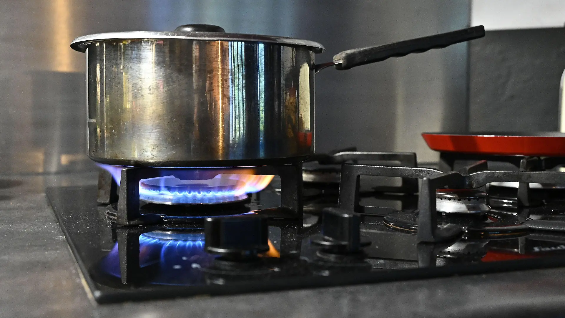 Kochtopf auf einem Gasherd (Themenfoto vom 02.10.2022). Rentnerinnen und Rentner bekommen eine Energiepreispauschale von 300 Euro. Der Bundestag beschloss die Unterstuetzung am Donnerstag einstimmig. Das Geld soll im Dezember ausgezahlt werden. Es muss versteuert werden, sodass Rentner mit niedrigen Altersbezuegen staerker profitieren. Einbezogen sind auch Menschen, die eine Erwerbsminderungs- oder eine Hinterbliebenenrente bekommen. Eine 300-Euro-Energiepauschale war im September bereits an alle Arbeitnehmerinnen und Arbeitnehmer ausgezahlt worden. Nach breiter Kritik, unter anderem von Sozialverbaenden, hatte die Ampel-Koalition im Rahmen des dritten Entlastungspakets auch eine Zahlung an Rentnerinnen und Rentner angekuendigt. Die Opposition stimmte zu, kritisierte aber, dass die Entlastung nicht zielgenau sei. (Siehe epd-Meldung vom 20.10.2022) *** Local Caption *** 00475872