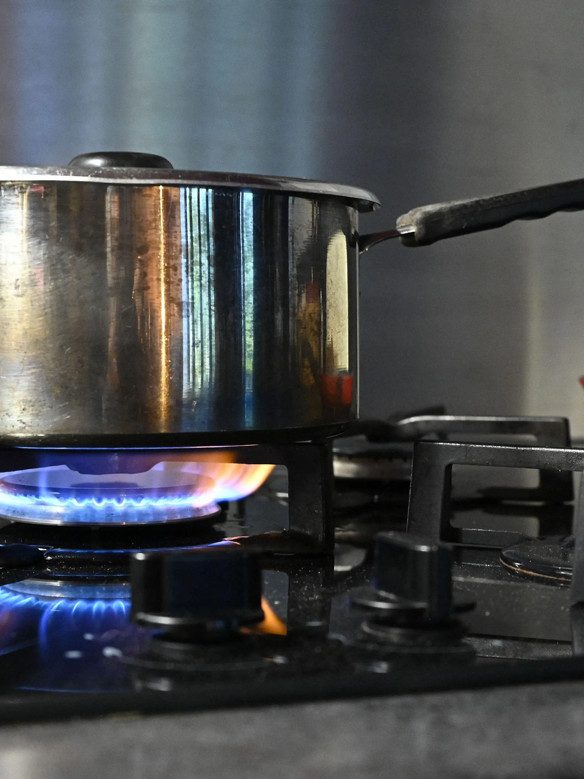 Kochtopf auf einem Gasherd (Themenfoto vom 02.10.2022). Rentnerinnen und Rentner bekommen eine Energiepreispauschale von 300 Euro. Der Bundestag beschloss die Unterstuetzung am Donnerstag einstimmig. Das Geld soll im Dezember ausgezahlt werden. Es muss versteuert werden, sodass Rentner mit niedrigen Altersbezuegen staerker profitieren. Einbezogen sind auch Menschen, die eine Erwerbsminderungs- oder eine Hinterbliebenenrente bekommen. Eine 300-Euro-Energiepauschale war im September bereits an alle Arbeitnehmerinnen und Arbeitnehmer ausgezahlt worden. Nach breiter Kritik, unter anderem von Sozialverbaenden, hatte die Ampel-Koalition im Rahmen des dritten Entlastungspakets auch eine Zahlung an Rentnerinnen und Rentner angekuendigt. Die Opposition stimmte zu, kritisierte aber, dass die Entlastung nicht zielgenau sei. (Siehe epd-Meldung vom 20.10.2022) *** Local Caption *** 00475872