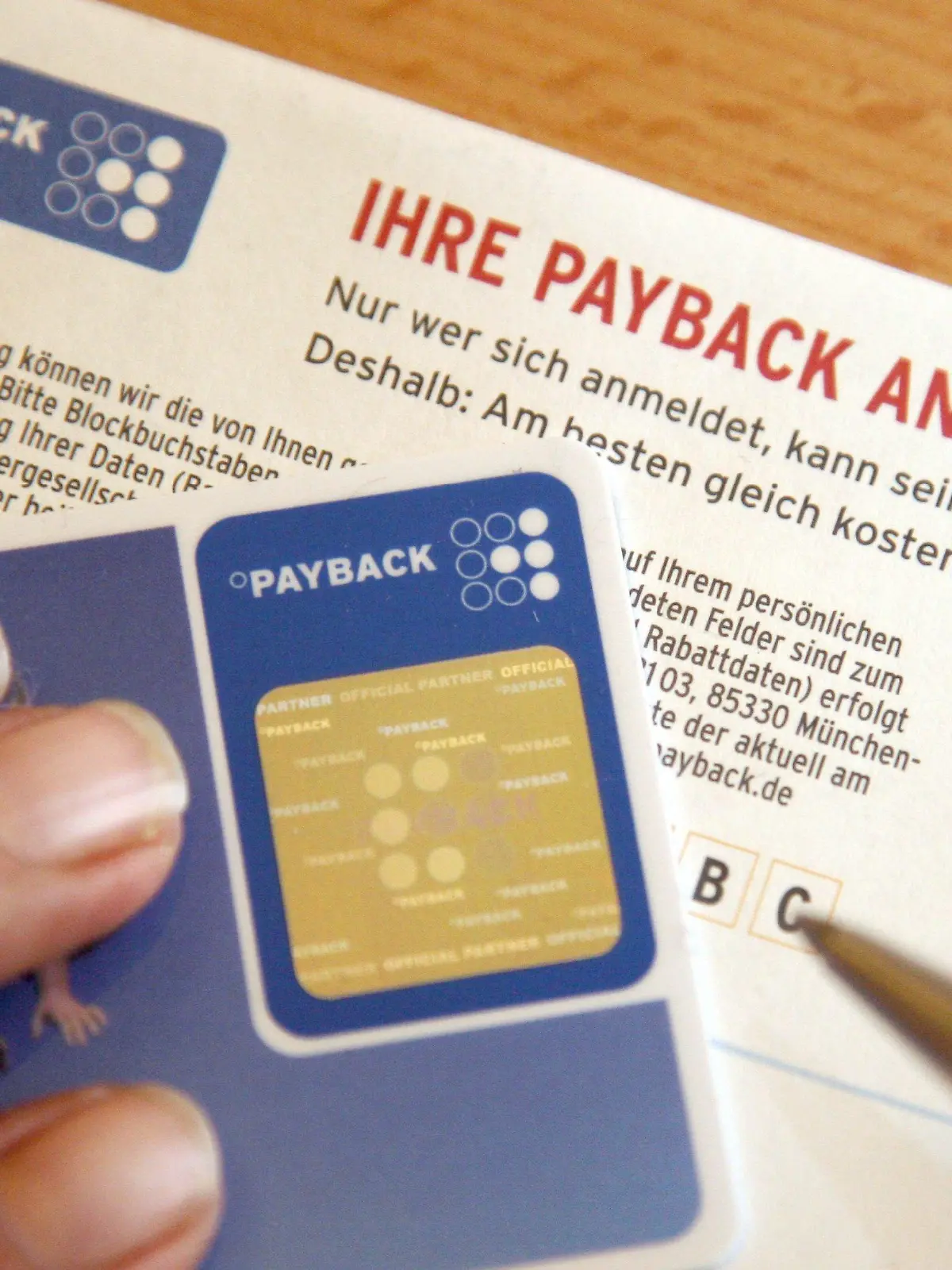 Eine Person füllt am Montag (14.07.2008) in Karlsruhe einen Antrag für das Rabattkartensystem Payback aus (Illustration). Am Mittwoch (16.07.2008) will der Bundesgerichtshof (BGH) in Karlsruhe sein Urteil über die Nutzung von Kundendaten aus dem Paybacksystem für Werbezwecke verkünden. Geklagt hat der Bundesverband der Verbraucherzentralen. Der Verband sieht Payback-Kunden unangemessen benachteiligt, weil sie im Vertragsformular immer dann ein Kreuzchen setzen müssen, wenn sie ihre Daten nicht für Werbezwecke genutzt sehen wolle - andernfalls gilt ihre Einwilligung als erteilt. Foto: Uli Deck dpa/lsw +++(c) dpa - Bildfunk+++