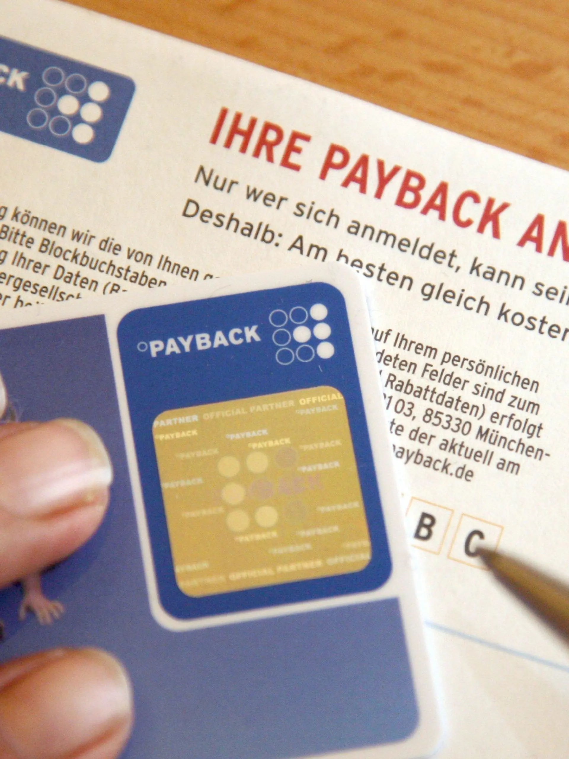 Eine Person füllt am Montag (14.07.2008) in Karlsruhe einen Antrag für das Rabattkartensystem Payback aus (Illustration). Am Mittwoch (16.07.2008) will der Bundesgerichtshof (BGH) in Karlsruhe sein Urteil über die Nutzung von Kundendaten aus dem Paybacksystem für Werbezwecke verkünden. Geklagt hat der Bundesverband der Verbraucherzentralen. Der Verband sieht Payback-Kunden unangemessen benachteiligt, weil sie im Vertragsformular immer dann ein Kreuzchen setzen müssen, wenn sie ihre Daten nicht für Werbezwecke genutzt sehen wolle - andernfalls gilt ihre Einwilligung als erteilt. Foto: Uli Deck dpa/lsw +++(c) dpa - Bildfunk+++