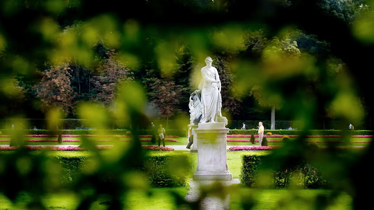 Ausflügler spazieren am 07.09.2014 in München (Bayern) durch den Schlosspark Nymphenburg und genießen das schöne Wetter. Foto: Sven Hoppe/dpa +++(c) dpa - Bildfunk+++