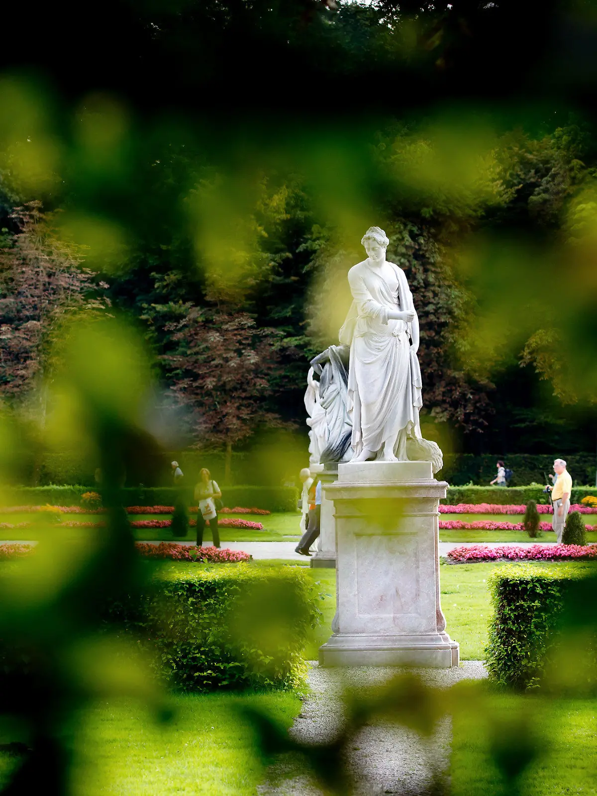 Ausflügler spazieren am 07.09.2014 in München (Bayern) durch den Schlosspark Nymphenburg und genießen das schöne Wetter. Foto: Sven Hoppe/dpa +++(c) dpa - Bildfunk+++