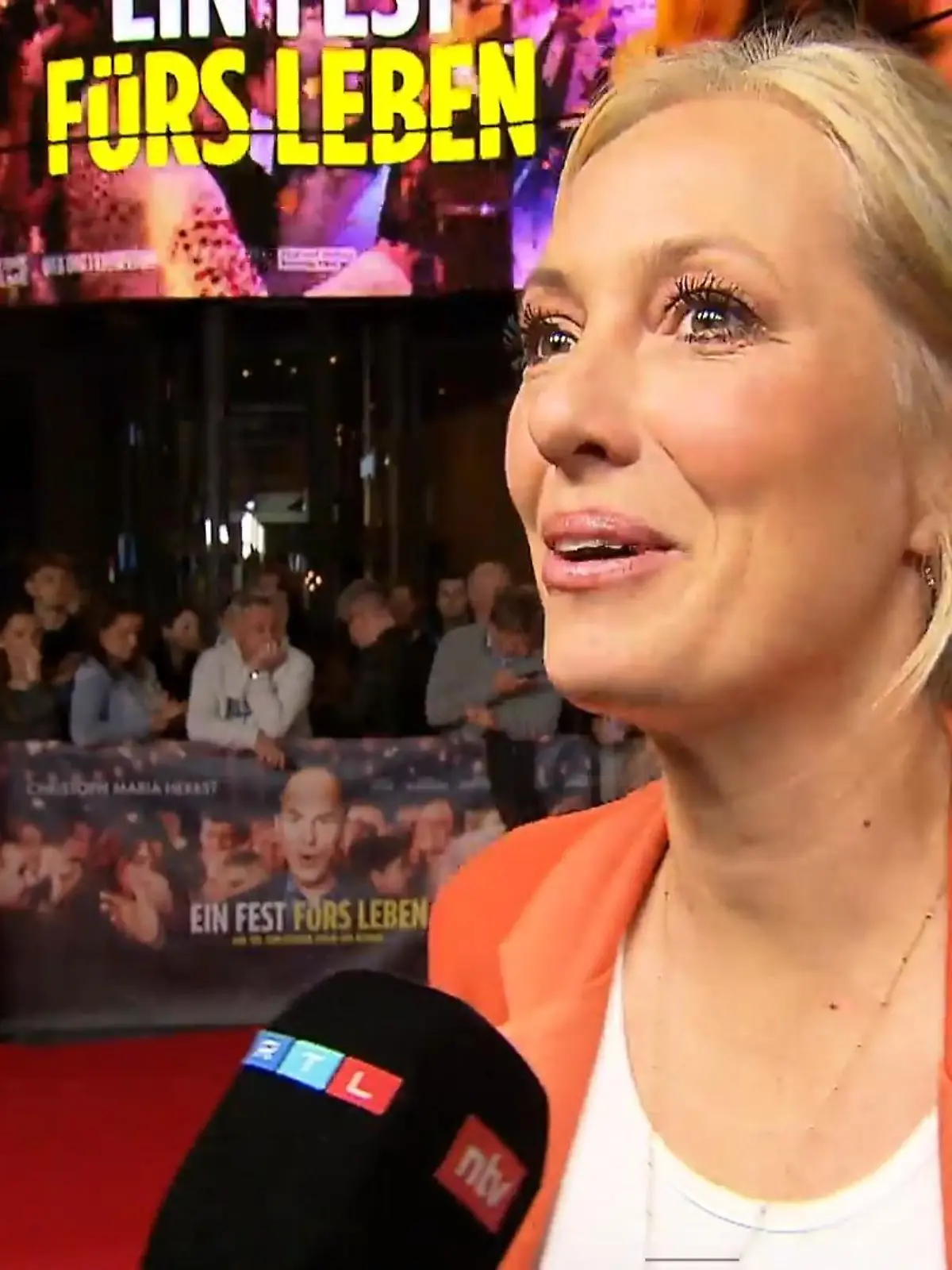 RTL-Moderatorin Angela Finger-Erben plaudert auf dem Roten Teppich der Filmpremiere von "Ein Fest fürs Leben" über ihre eigene Hochzeit im Jahr 2016 - die lief nicht so wie erwartet...