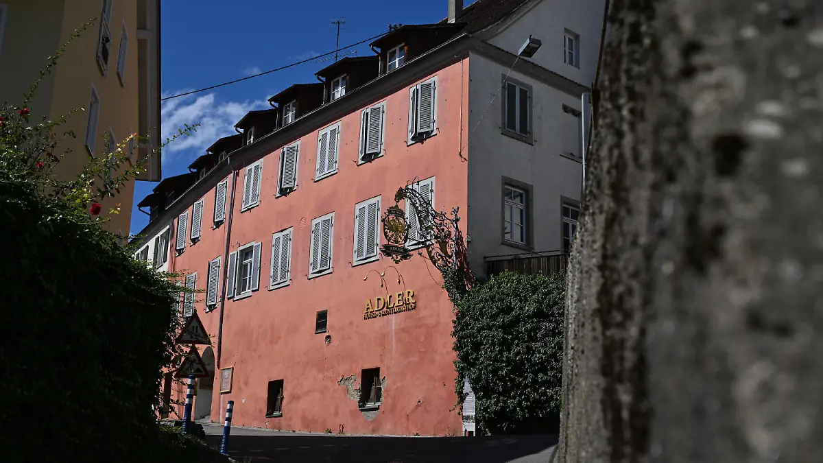 PRODUKTION - 03.08.2023, Baden-Württemberg, Sipplingen Am Bodensee: Das ehemalige Hotel Adler samt Klostergasthof steht nur wenige hundert Meter vom Rathaus entfernt. In der Hochphase der Flüchtlingswelle 2015 hat der Bodenseekreis ein Hotel für Geflüchtete angemietet - dort hat aber nie jemand gewohnt. Foto: Felix Kästle/dpa +++ dpa-Bildfunk +++