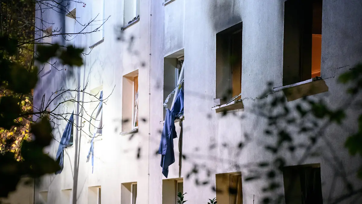 ARCHIV - 10.11.2022, Hamburg: Zerstörte Fenster und ein Riss in der Hausfassade. Bei einer Explosion in einem Männerwohnheim für Bedürftige in Hamburg-Stellingen ist ein Mann am Donnerstagabend lebensgefährlich verletzt worden. Foto: Jonas Walzberg/dpa +++ dpa-Bildfunk +++