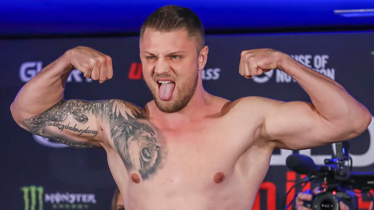 Waage fuer den groessten Kickbox-Kampf Deutschlands *** NUR FUeR REDAKTIONELLE ZWECKE *** EDITORIAL USE ONLY ***<p>Michael Smolik muss am Freitag, den 11.10.2019 im van der Valk Hotel, Krefelder Strasse 169 in 47441 Moers auf die Waage fuer den groessten Kickbox-Kampf Deutschlands. Der Kampf findet am 12.10.2019 in Duesseldorf statt. Deutschland NRW Moers Copyright: ErwinxPottgiesser *** Libra for the largest Kickbox Fight Germany *** only for editorial Purposes *** Editorial Use only *** P Michael Smolik must at Friday, the 11 10 2019 in van the Valk Hotel, Krefeld Road 169 in 47441 Moers on The Libra for the largest Kickbox Fight Germany the Fight finds at 12 10 2019 in Dusseldorf instead Germany NRW Moers Copyright Erwinx Pottgiesser Copyright: ErwinxPottgiesser doc77hluo6vlef2xgsq8fh ,EDITORIAL USE ONLY