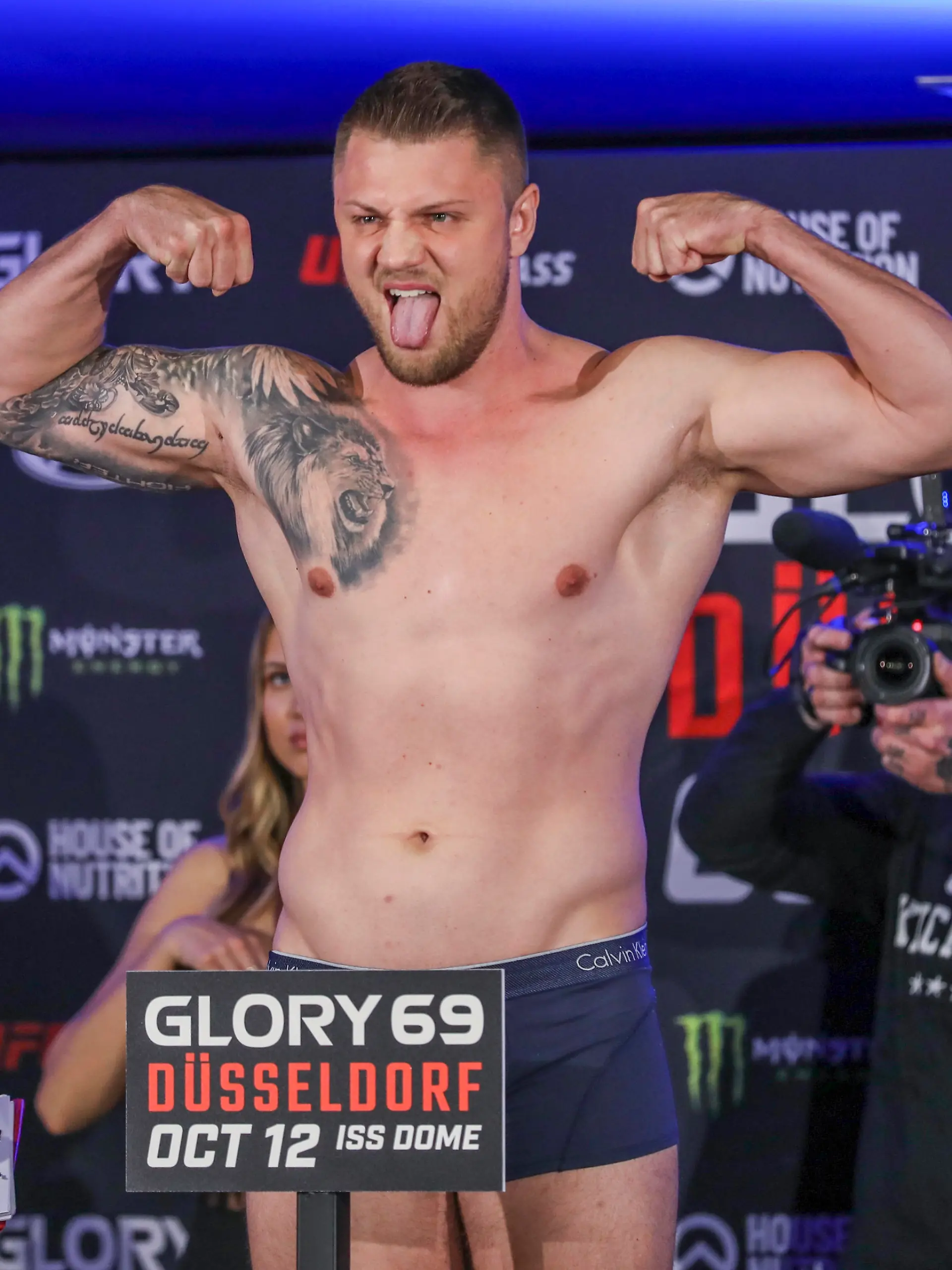 Waage fuer den groessten Kickbox-Kampf Deutschlands *** NUR FUeR REDAKTIONELLE ZWECKE *** EDITORIAL USE ONLY ***<p>Michael Smolik muss am Freitag, den 11.10.2019 im van der Valk Hotel, Krefelder Strasse 169 in 47441 Moers auf die Waage fuer den groessten Kickbox-Kampf Deutschlands. Der Kampf findet am 12.10.2019 in Duesseldorf statt. Deutschland NRW Moers Copyright: ErwinxPottgiesser *** Libra for the largest Kickbox Fight Germany *** only for editorial Purposes *** Editorial Use only *** P Michael Smolik must at Friday, the 11 10 2019 in van the Valk Hotel, Krefeld Road 169 in 47441 Moers on The Libra for the largest Kickbox Fight Germany the Fight finds at 12 10 2019 in Dusseldorf instead Germany NRW Moers Copyright Erwinx Pottgiesser Copyright: ErwinxPottgiesser doc77hluo6vlef2xgsq8fh ,EDITORIAL USE ONLY