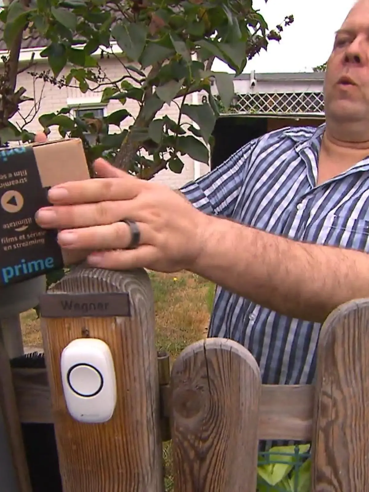 Eigentlich sollte in diesem Paket ein Smartphone im Wert von über 1.700 Euro stecken! Doch Maik Wegner findet nur einige Parkscheiben. Dem pensionierten Polizeibeamten fallen allerdings Unstimmigkeiten am Päckchen auf. Er beschwert sich – und zwar bei Amazon-Chef und Milliardär Jeff Bezos. Und plötzlich kommt sein Fall ins Rollen. Wie Amazon reagiert und ob Wegner sein Geld zurückbekommt, sehen Sie im Video.