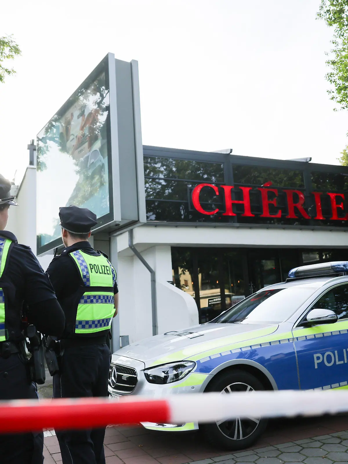02.10.2023, Hamburg: Polizeibeamte stehen vor einer Shisha-Bar im Hamburger Stadtteil Sasel. In der Nacht ist ein Mann vor der Shishabar erschossen worden. In der Nähe des Tatorts nahm die Polizei mehrere Menschen vorläufig fest. Foto: Christian Charisius/dpa +++ dpa-Bildfunk +++