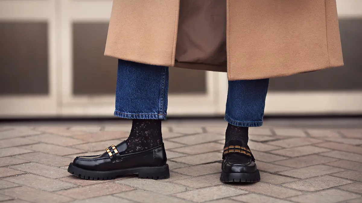 Frau, die ein Paar Loafers trägt.