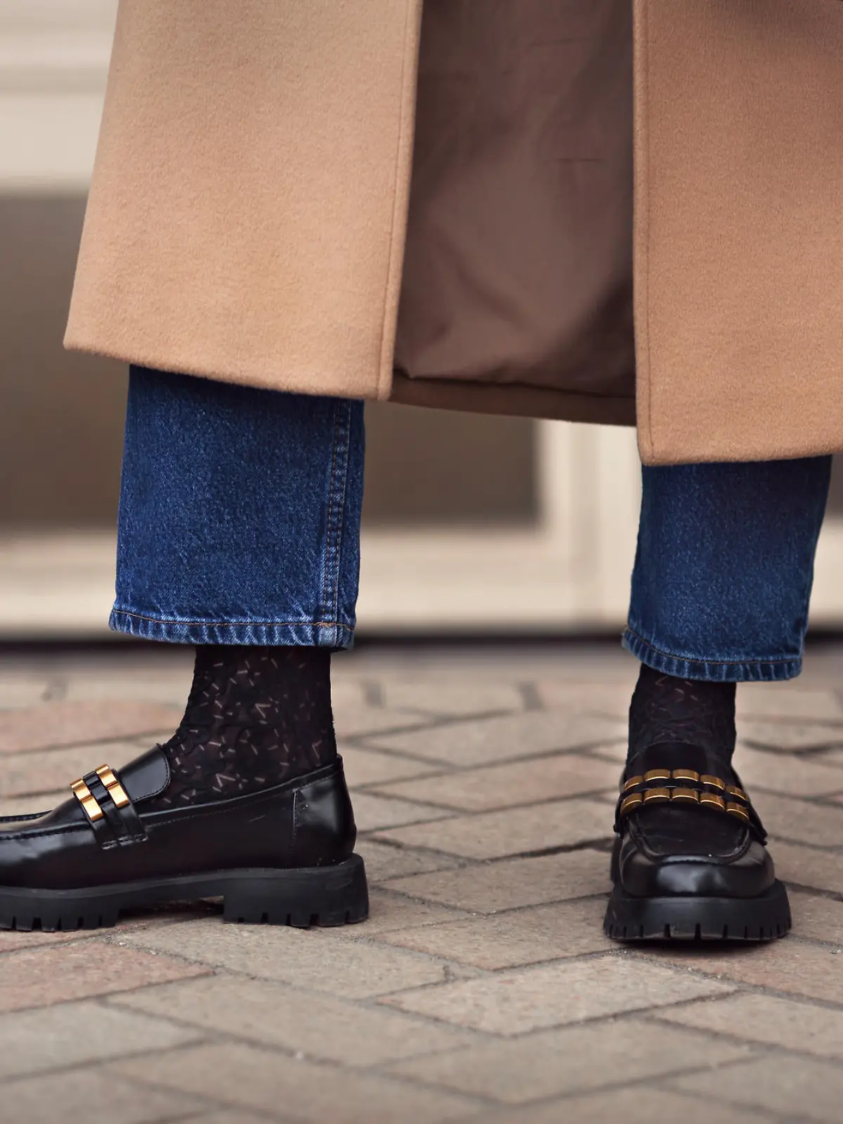 Frau, die ein Paar Loafers trägt.