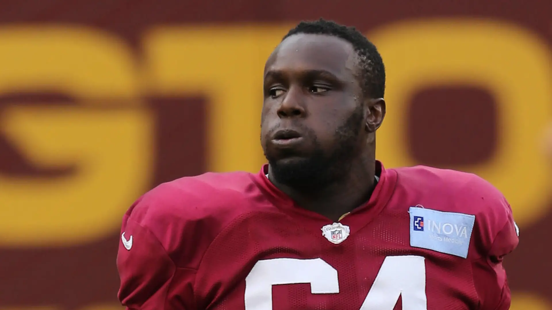 LANDOVER, MD - AUGUST 06: Washington Football Team defensive tackle David Bada 64 looks on during the Washington Football Team training camp on August 6, 2021, at FedEx Field in Landover, MD. Photo by Lee Coleman/Icon Sportswire NFL, American Football Herren, USA AUG 06 Washington Football Team Training Camp Icon155210806137 