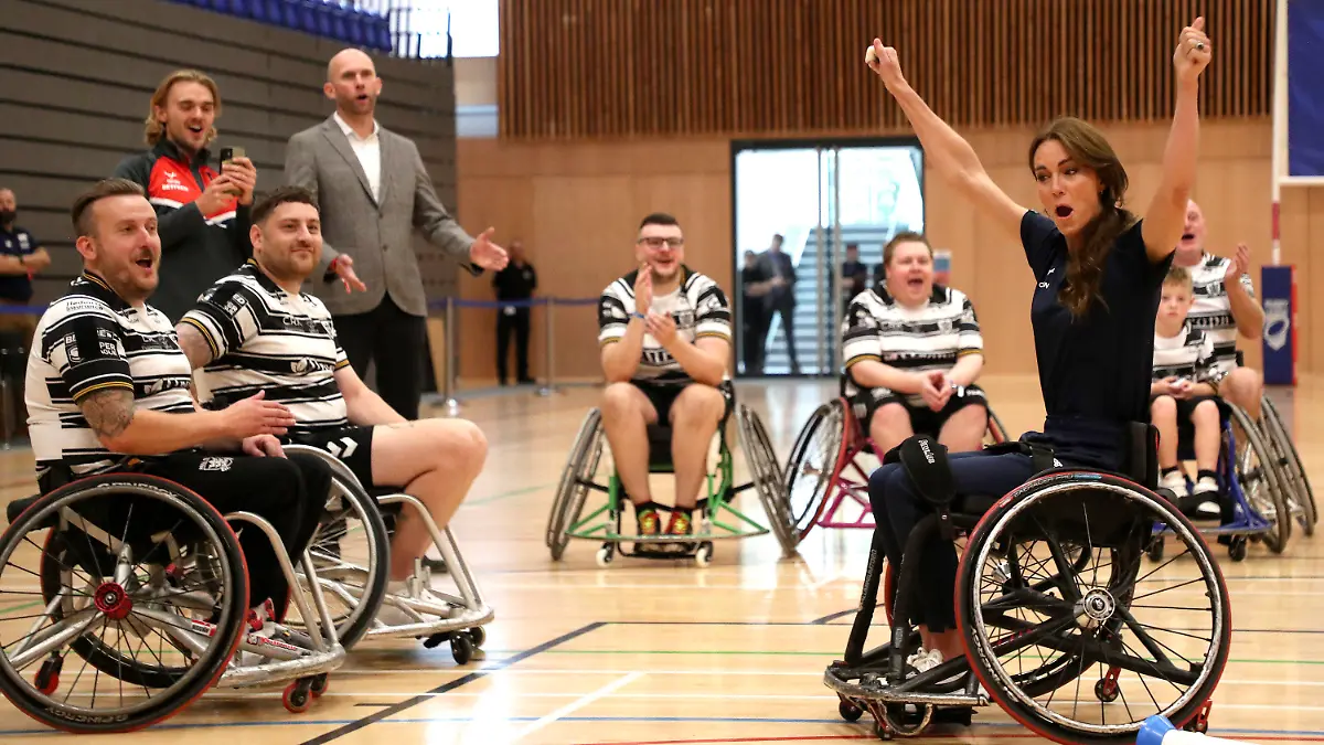 05.10.2023, Großbritannien, Rumpf: Kate (l), Prinzessin von Wales, versucht sich im Rollstuhl-Rugby, als sie im Allam Sport Centre an einer Trainingseinheit teilnimmt, die von Mitgliedern des Weltcup-Siegers England Wheelchair Rugby League geleitet wird. Die Prinzessin von Wales, Schirmherrin der Rugby Football League. Foto: Scott Heppell/AP POOL/AP/dpa +++ dpa-Bildfunk +++