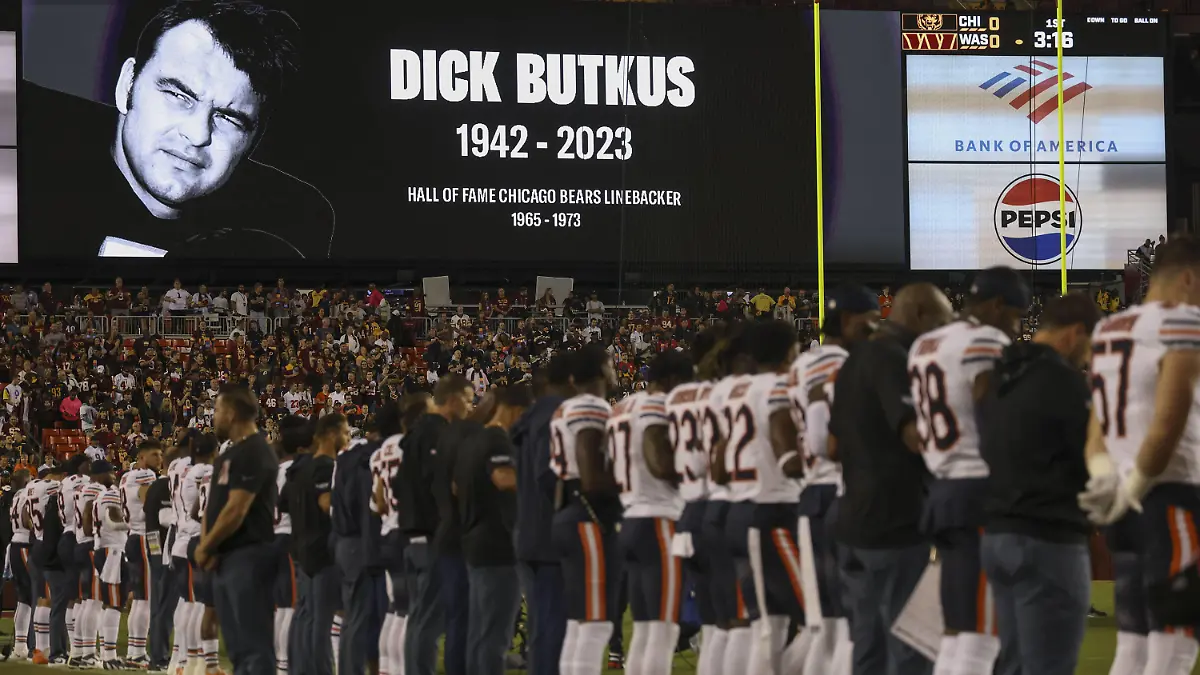 October 5, 2023, Landover, MD, USA: The Chicago Bears sideline stands for a moment of silence for Dick Butkus before a gameagainst the Washington Commanders at FedEx Field Thursday, Oct. 5, 2023, in Landover, Maryland. Landover USA - ZUMAm67_ 20231005_zaf_m67_045 Copyright: xBrianxCassellax