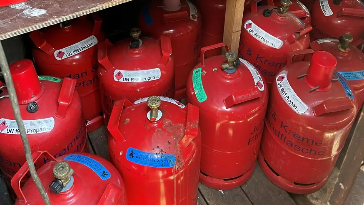 Sorglos gelagerte Gasflaschen in der Nähe einer Feuerstätte für Shishas
