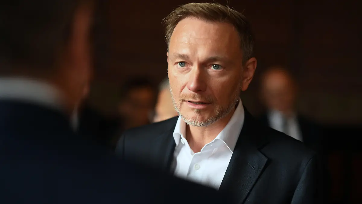 30.09.2023, Niedersachsen, Oldenburg: Christian Lindner (FDP), Bundesfinanzminister, unterhält sich im alten Rathaus mit Jürgen Krogmann (SPD), Oberbürgermeister von Oldenburg. In seiner Funktion als amtierender Grünkohlkönig der Stadt Oldenburg nahm Lindner am Festumzug zum Kramermarkt teil. Foto: Lars Penning/dpa +++ dpa-Bildfunk +++